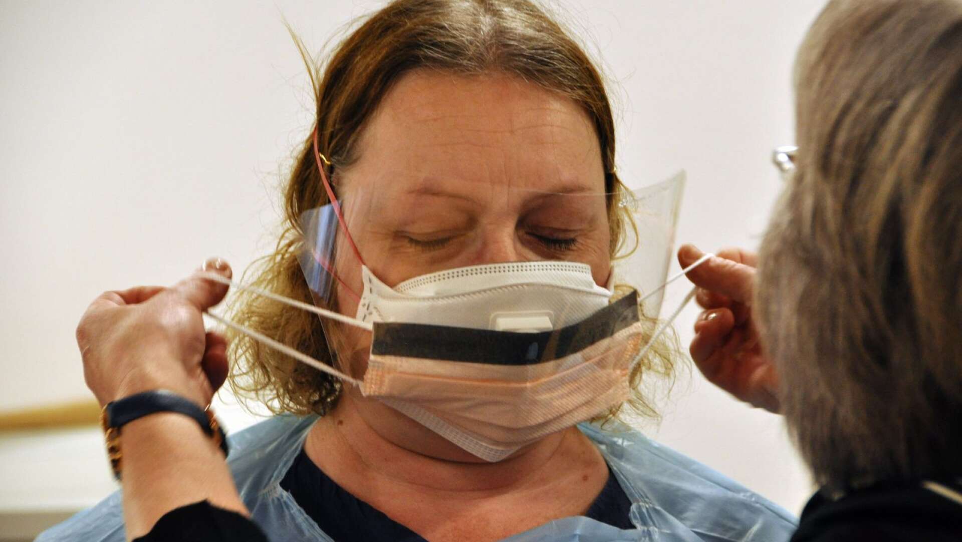 För ett år sedan, den 6 mars 2020 pryddes Dalslänningens förstasida av sjuksköterskan Angelica Uddén som fick munskydd under coronakrisen.