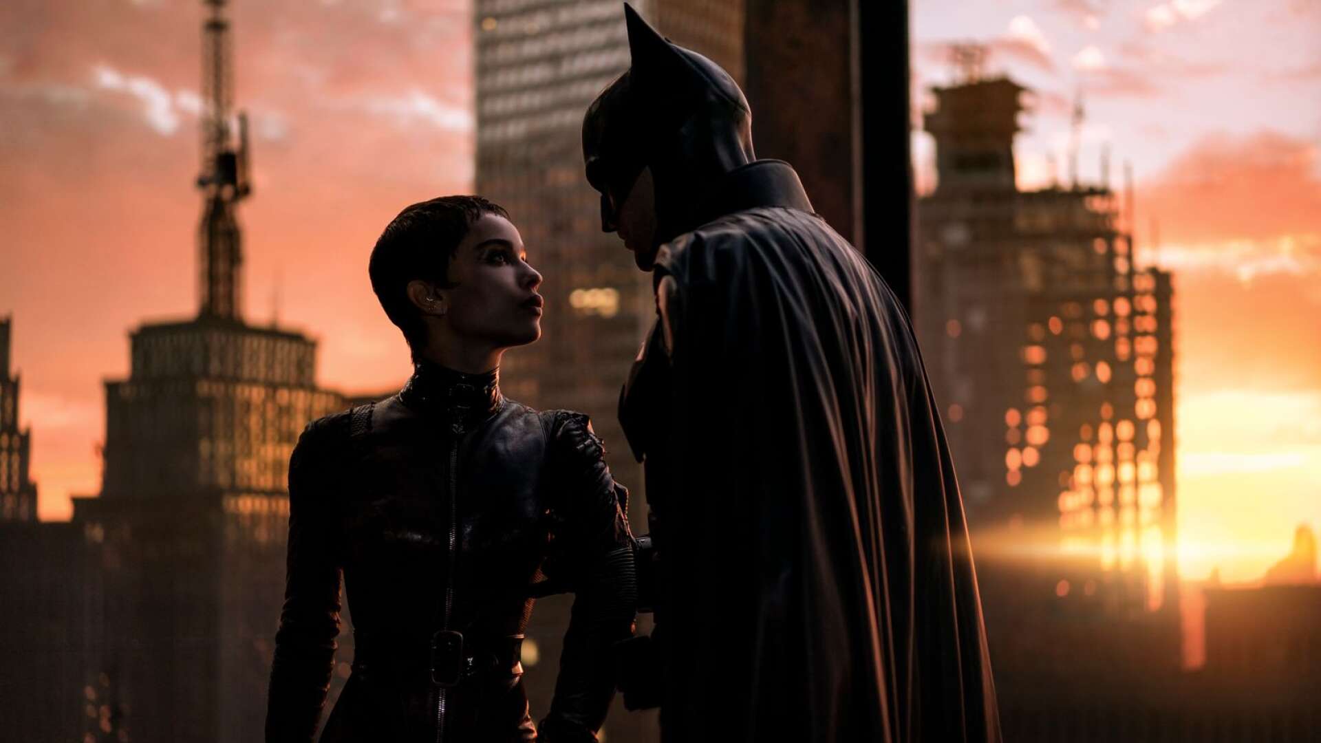 Zoe Kravitz och Robert Pattinson i en scen från The Batman.