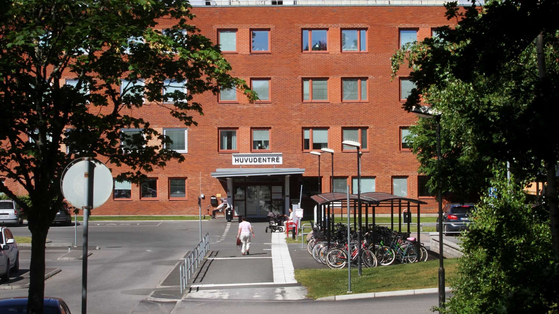 Skaraborgs sjukhus behöver spara pengar. Ledningen har tagit fram flera alternativ, bland annat att lägga ner hela eller delar av Mariestads sjukhus. Förslaget får nu kritik från lokala politiker.