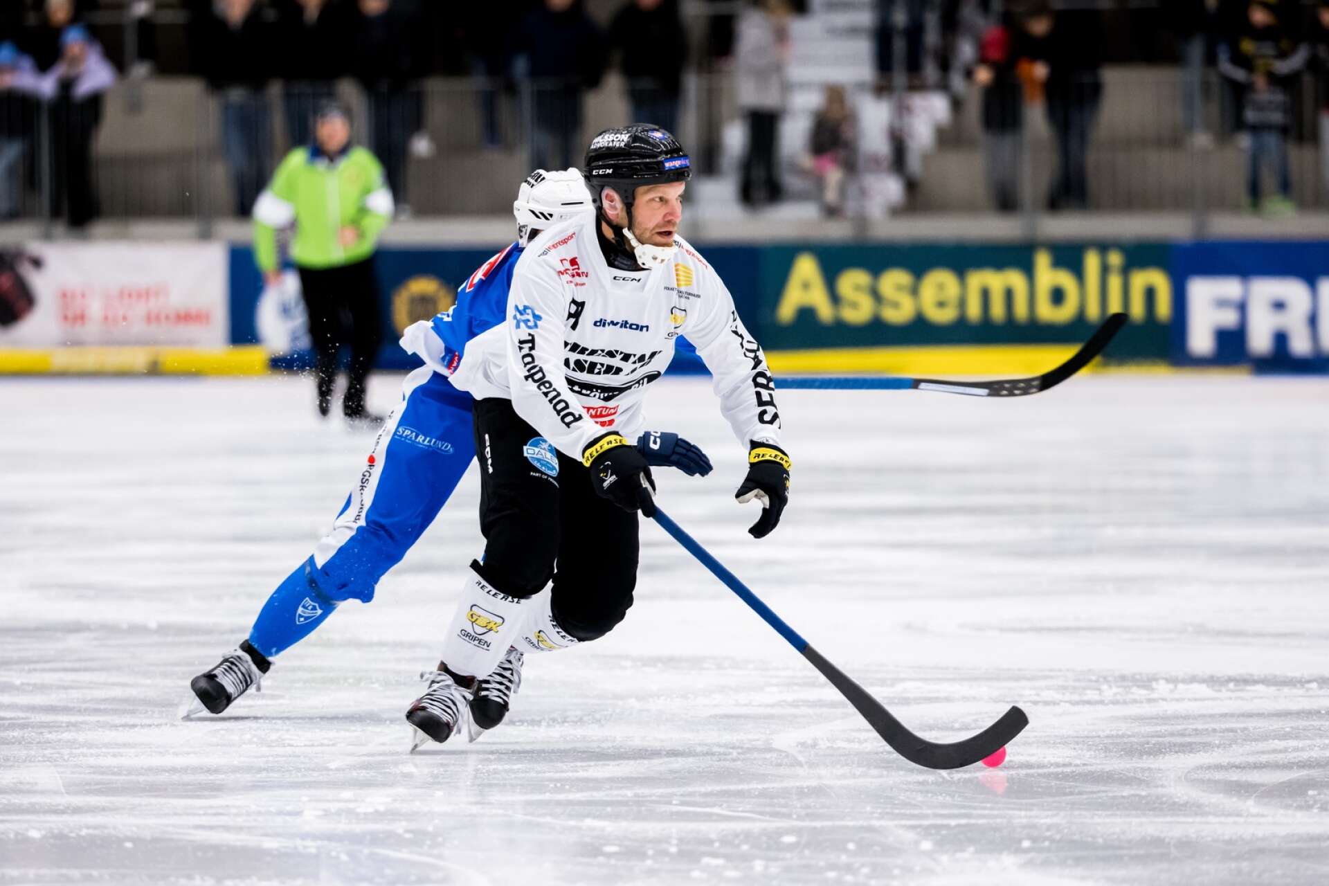 Johan Esplund i Gripens derby mot Vänersborg.