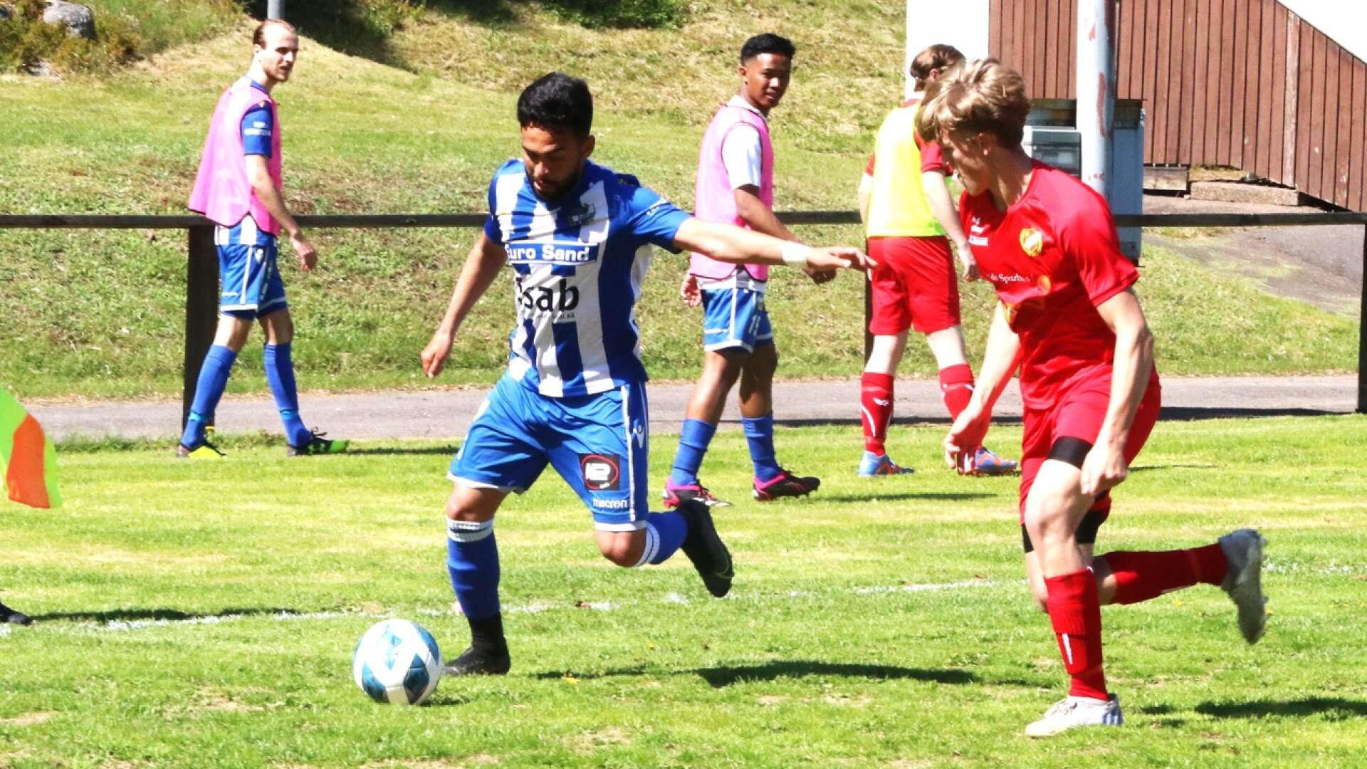 IFK Åmål föll med 0–2 mot Färgelanda IF på Örnäsvallen i jumbofinalen i division 4 Bohuslän-Dal. Här utmanar Åmålskamraternas Olivio Franco Duarte Färgelandas Filip Olofsson, som försöker hindra inlägget från högerkanten.