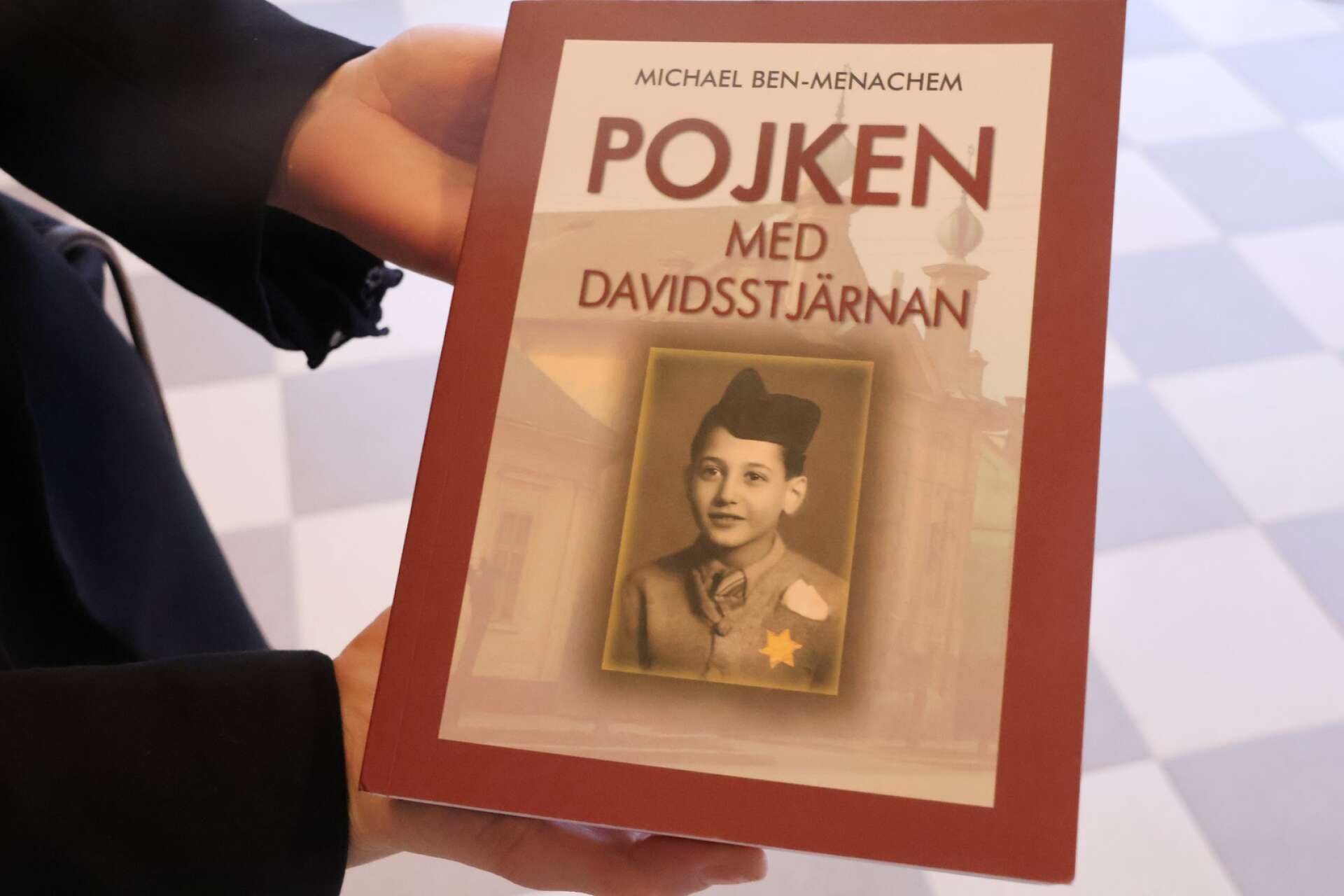 Michael Ben-Menachem har skrivit boken Pojken med Davidsstjärnan, som är en berättelse som tar sin början i hans barndom när nazisterna styrde i Europa och satte honom på ett tåg till Österrike.