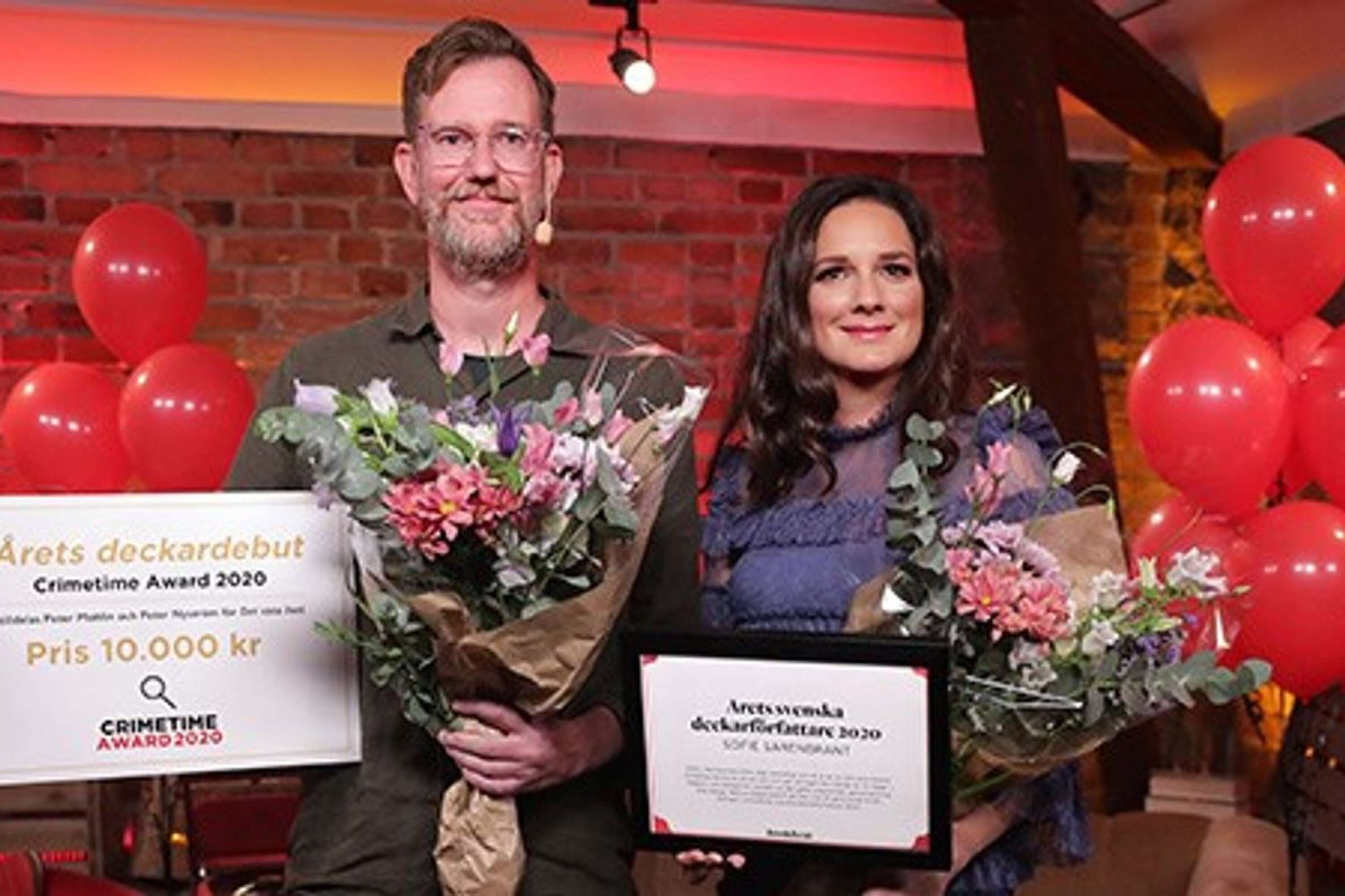 Förra årets pristagare av Crimetime Award 2020: Peter Mohlin (Årets deckardebut) och Sofie Sarenbrant (Årets svenska debutförfattare).