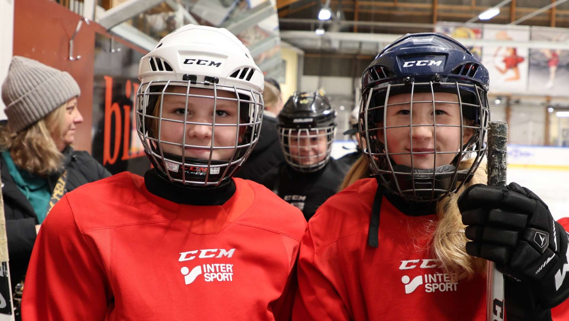 Vanessa Hellqvist och Tove Midsten efterfrågade hockeyverksamhet för tjejer.