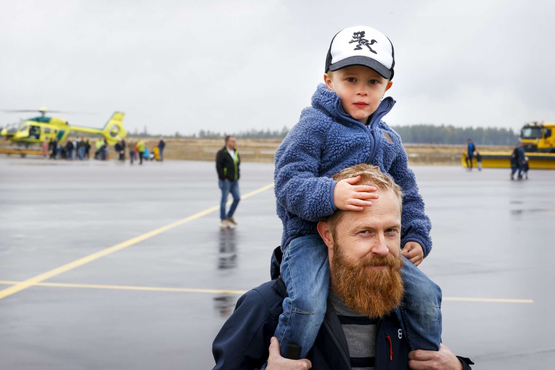 Tobias med sin son Noa, 3 år, besökte flygplatsen för att titta på den stora flyguppvisningen under eftermiddagen. Noa berättar att han aldrig har flugit flygplan, men att han gärna vill göra det.