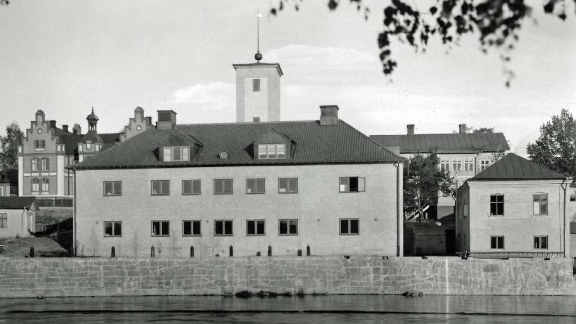 När garveriet hade rivits byggdes varmbadhuset och ovanför detta polis- och brandstation. Det var arkitekt Ernst Torulf i Göteborg som ritade byggnaderna. I huset till höger fanns församlingshemmet.