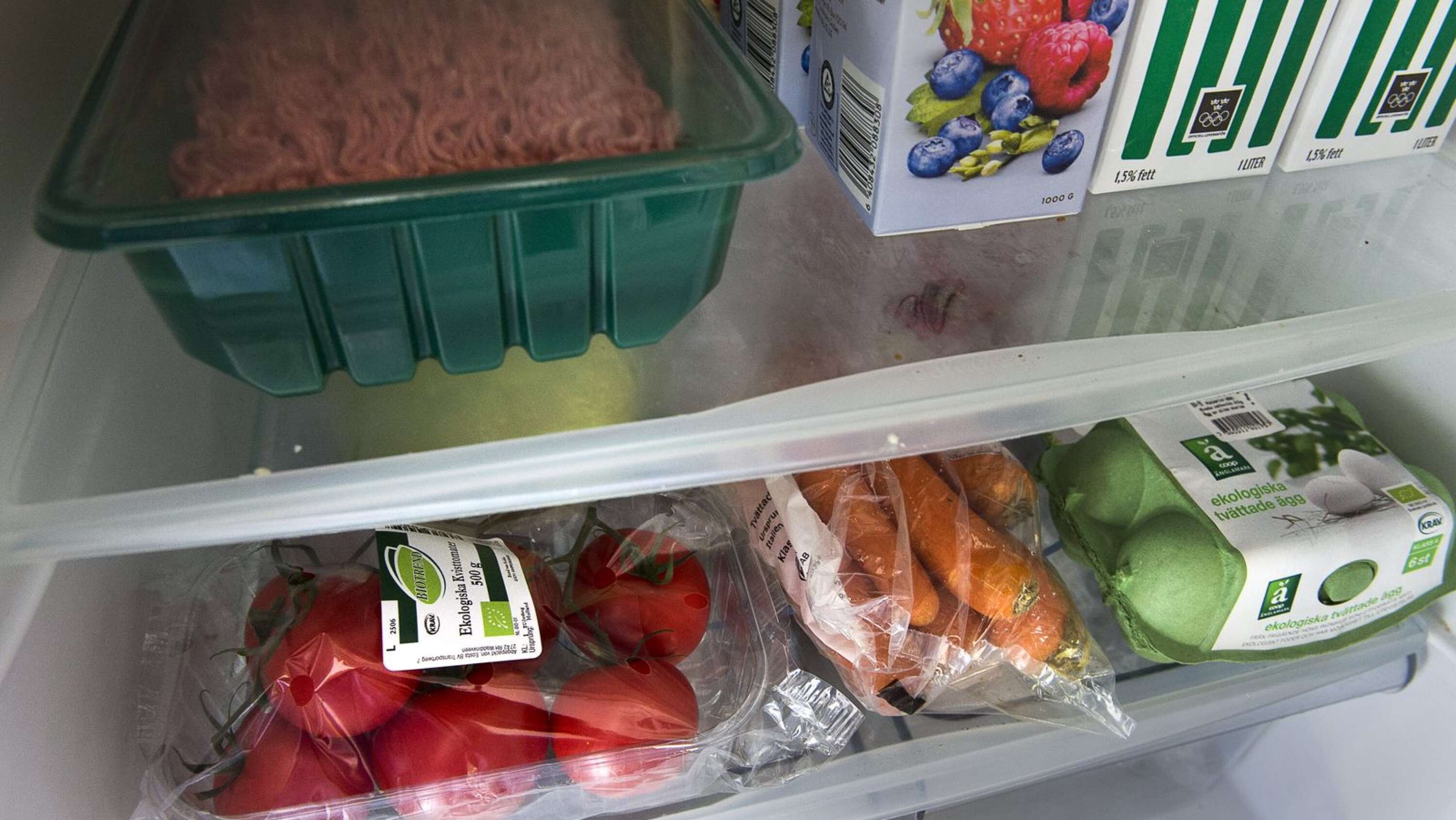 Färre svenskar har i dag råd att fylla kylskåpet med näringsrik mat. 