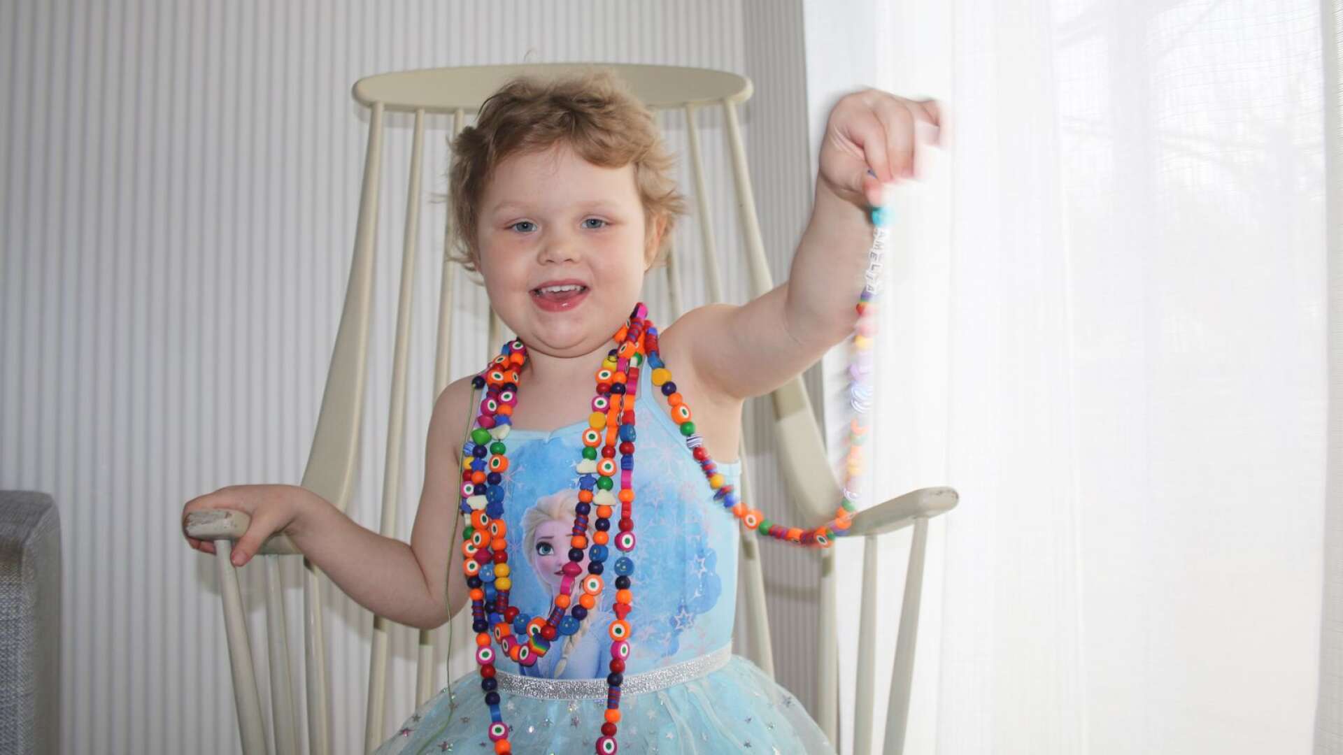 Amelia Bennetoft, snart fem år, har leukemi. Här visar hon sitt &quot;supersnöre&quot; där varje pärla symboliserar olika behandlingar som hon fått på sjukhuset.