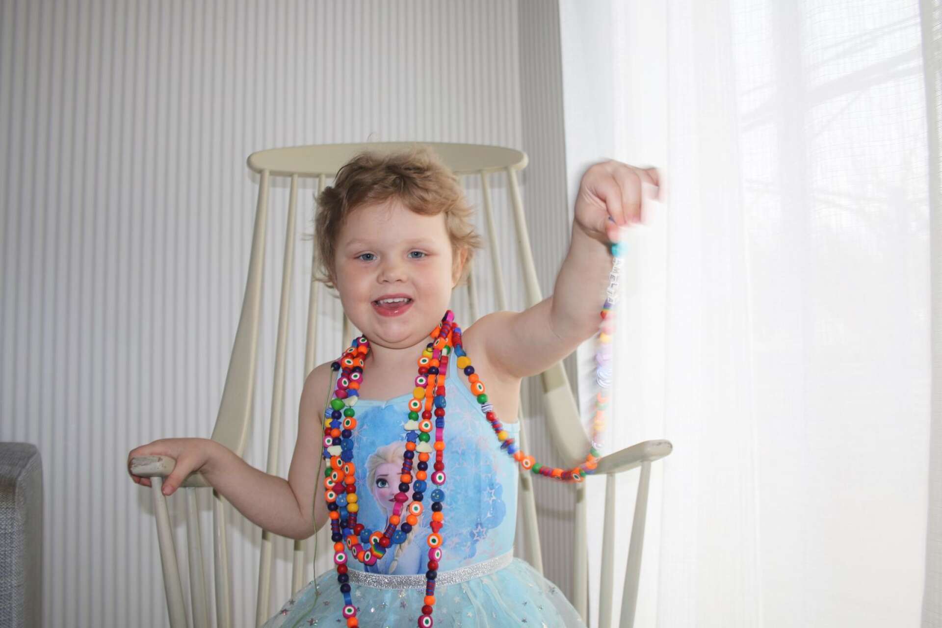 Amelia Bennetoft, snart fem år, har leukemi. Här visar hon sitt &quot;supersnöre&quot; där varje pärla symboliserar olika behandlingar som hon fått på sjukhuset.