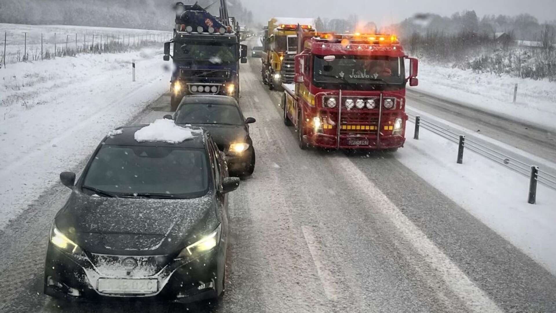 Bild från slutet av november när det skapades stora köer på E18 mellan Örebro och Karlskoga på grund av ett snöoväder.