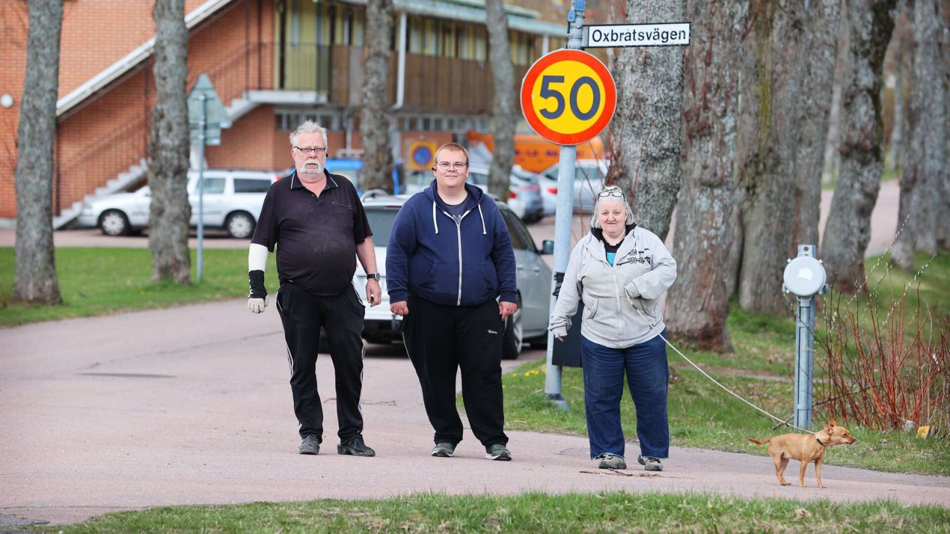 Anders Engström, Andreas Lundgren och Anna Engström i Vålberg är bekymrade över att många kör fort på Ingenjörsvägen. 