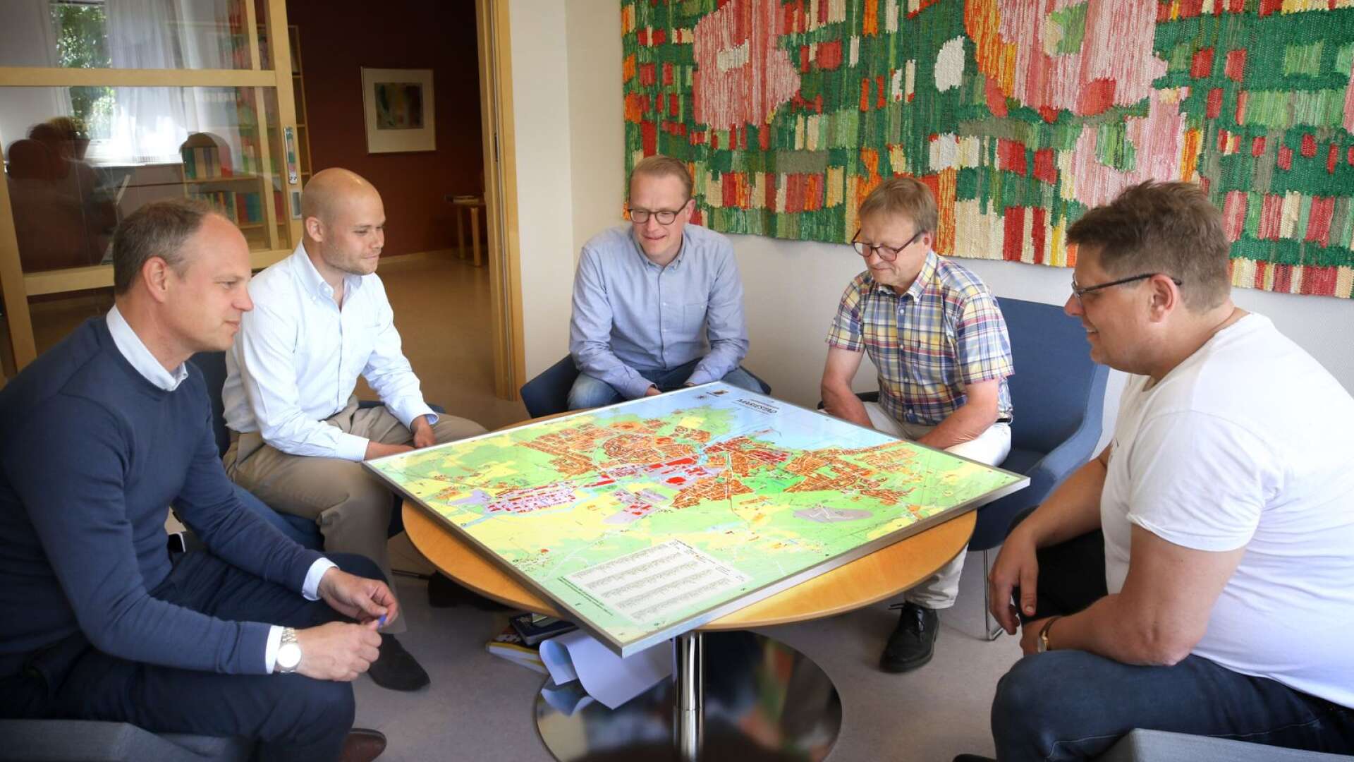 Kommunledningen i Mariestad har stora visioner för framtiden. Från vänster på bilden: Kristofer Svensson, Adam Johansson, Erik Randén, Thomas Johansson och Johan Abrahamsson