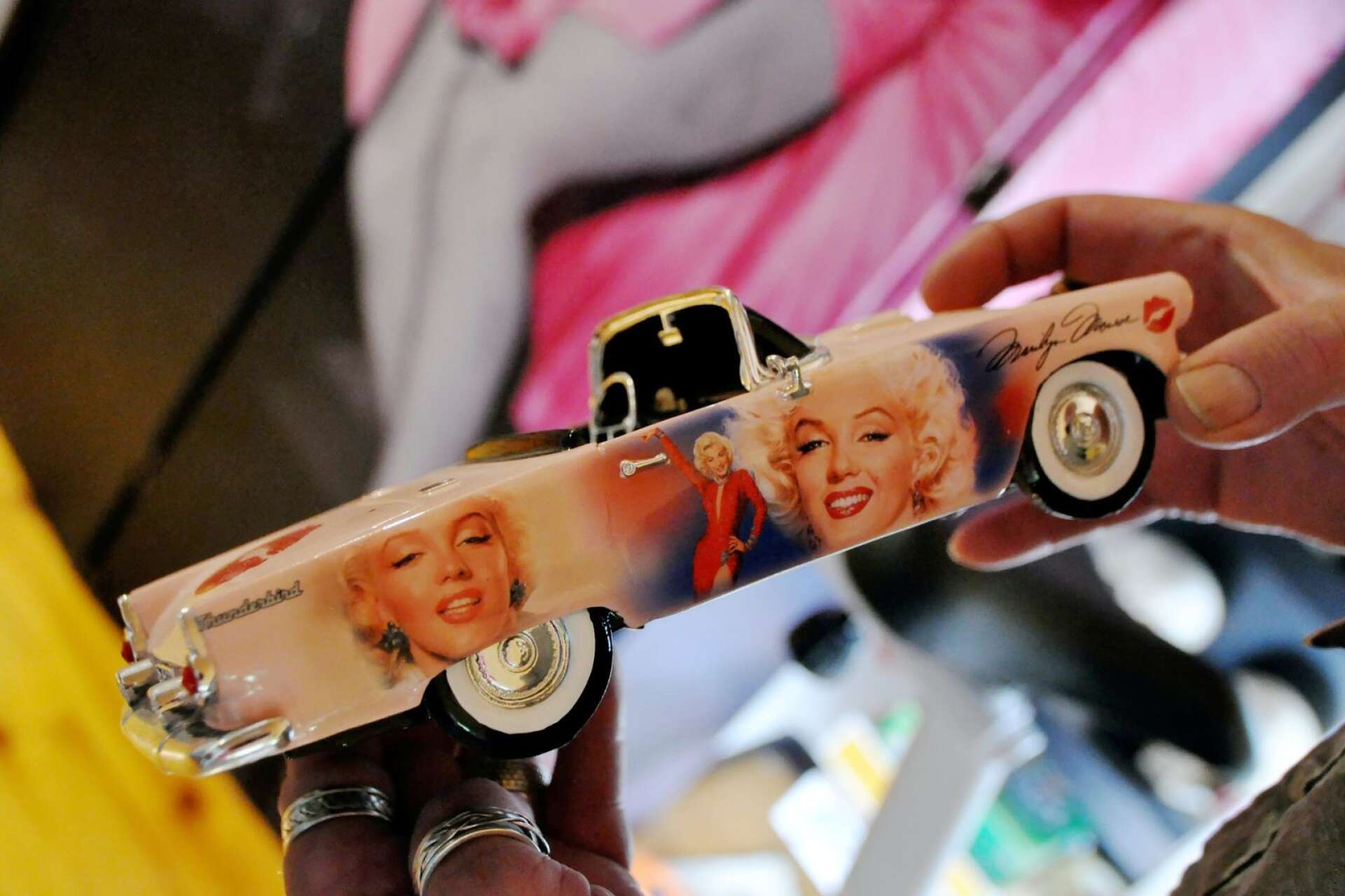 Även bilmodeller med Marilyn Monroe-motiv ingår i samlingarna.