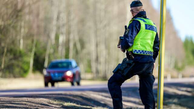 Två män i bil på Länsväg 172 misstänks för brott efter en poliskontroll. Bilden är tagen vid ett annat tillfälle.
