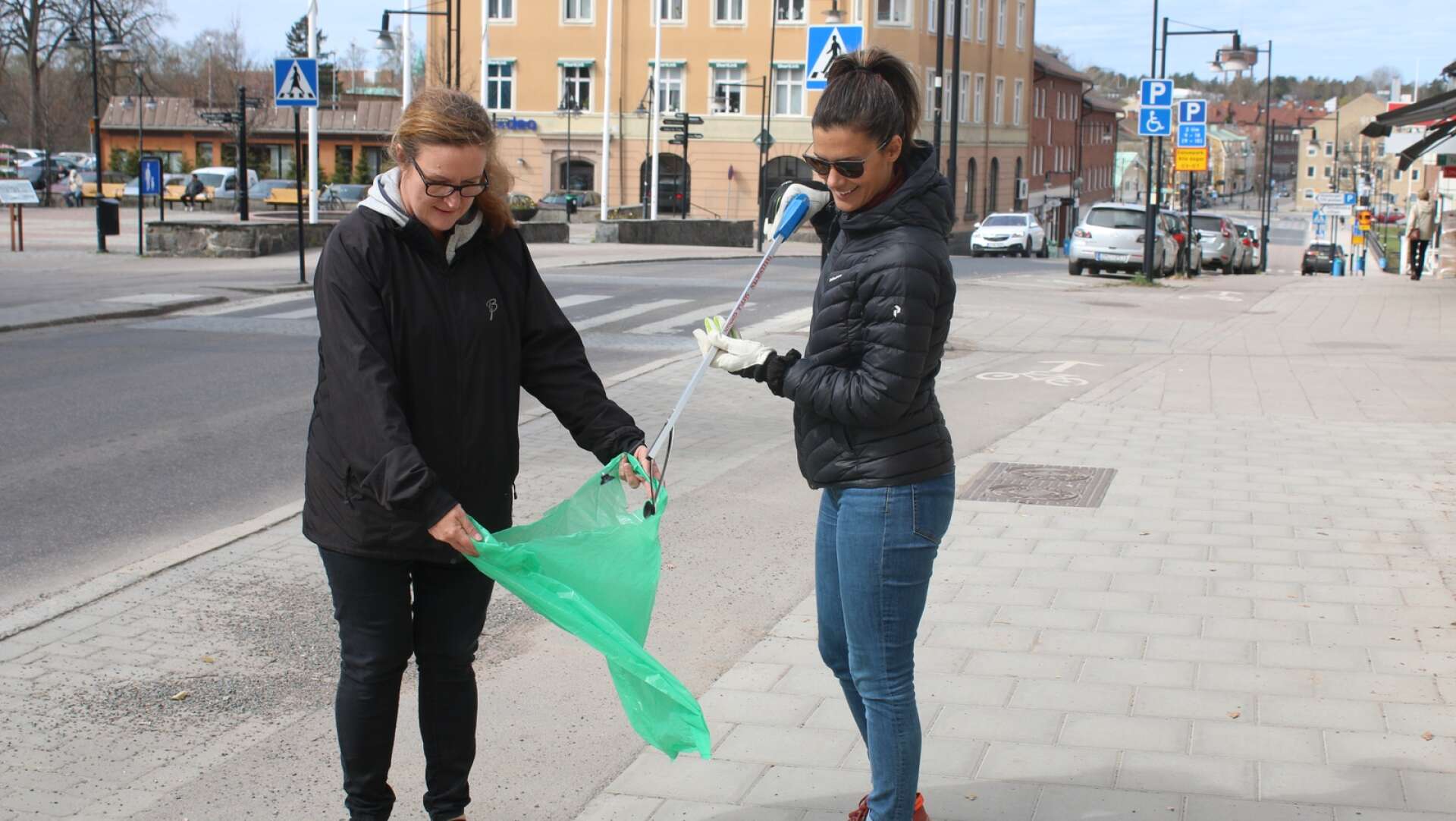 På lördag kan alla vara med och bidra till ett renare Säffle. Helena Karlsson och Petra Andersson representerade kommunen på förra årets skräpplockardag.