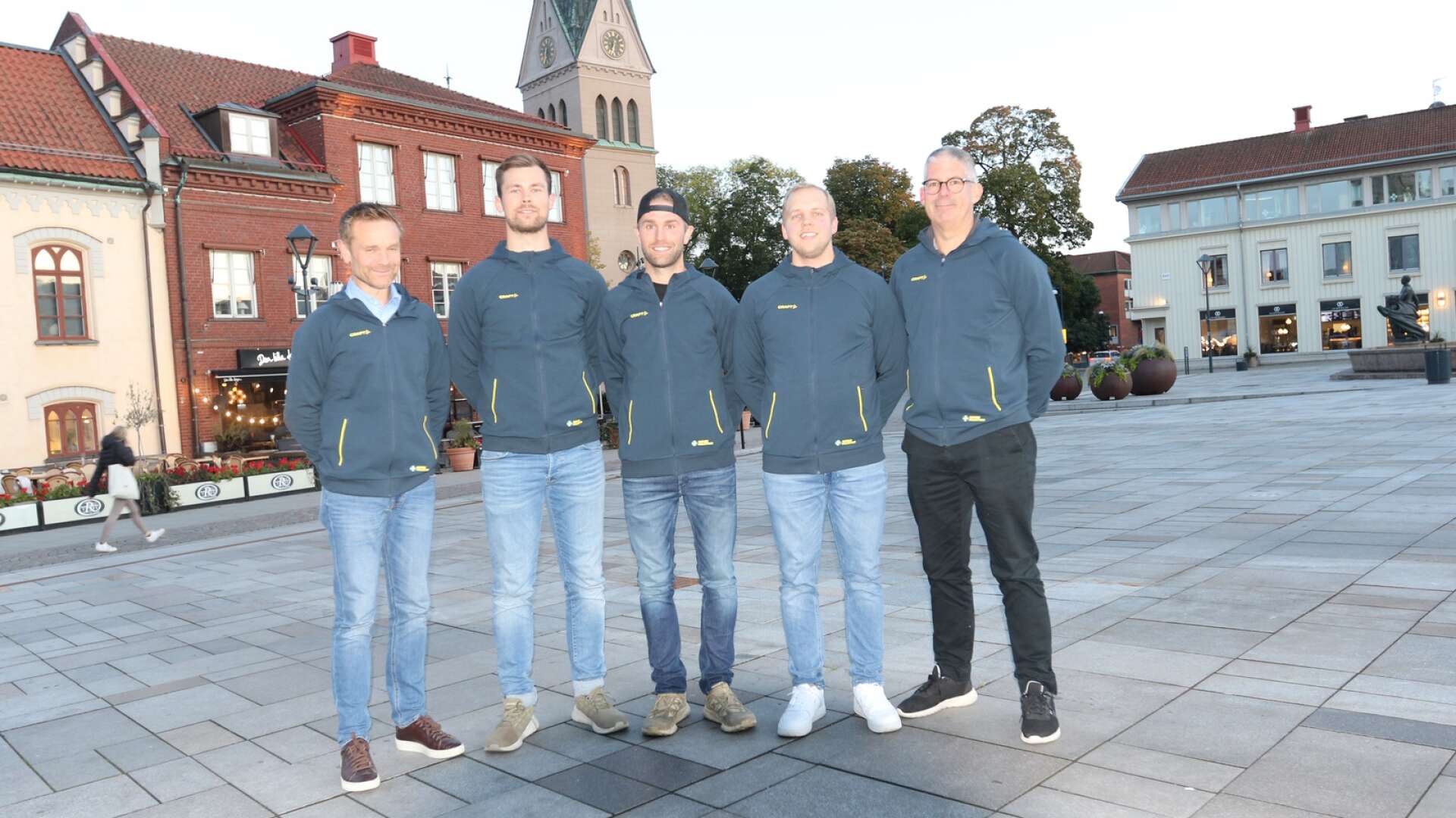 FMCK Skövde har ett eget klubblag med i Six Days som avgörs i Argentina i november. Erik Wahlström, Robert Friberg och Mattias Ojanperä är förarna som ska köra och de flankeras här av ledarna Joakim Holm (till vänster) och Peter Damgren.