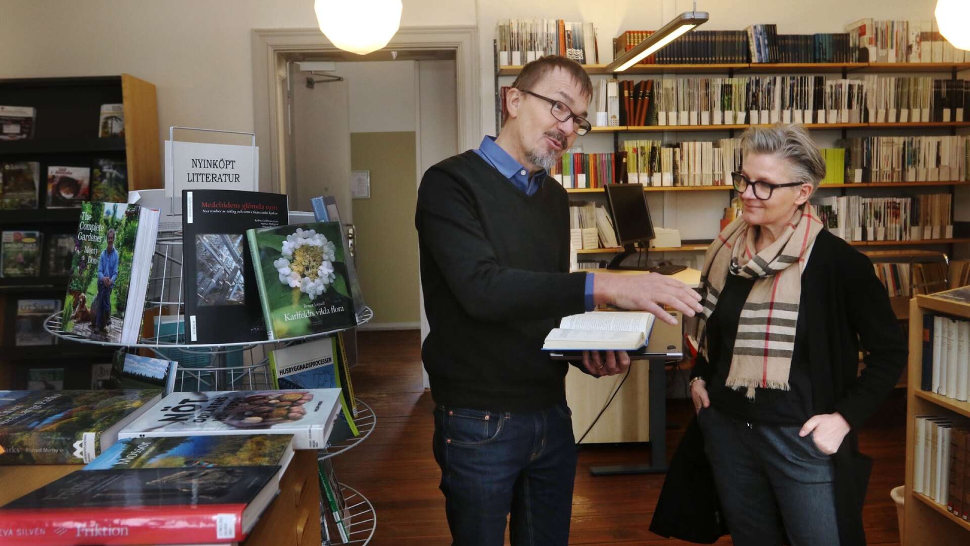 Lars Runnquist är administrativ chef för institutionen för kulturvård vid Göteborgs universitet och Maria Henriksson, som är ansvarig för Dacapo, i Trädgårdens skolas bibliotek.