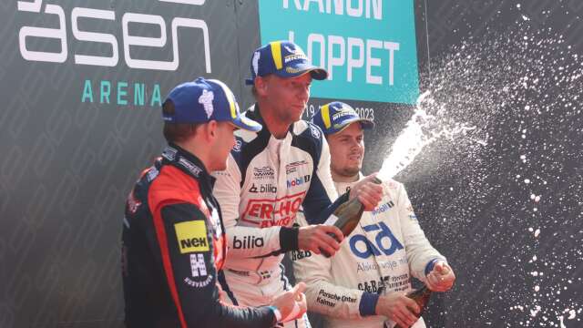 Prispallen i Porsche Carrera Cup. Från vänster: tvåa Hampus Ericsson, segrare Ola Nilsson och trea Lukas Sandahl.