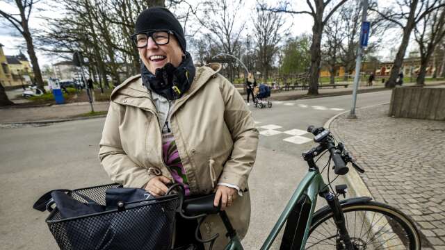 Hammaröbon Linda Gödebu vet hur det är att byta bilåkande mot cykelturer. Vid prova på-dagen utanför Stadsbiblioteket fick privatpersoner testa olika typer av cyklar för att hitta samma vana.