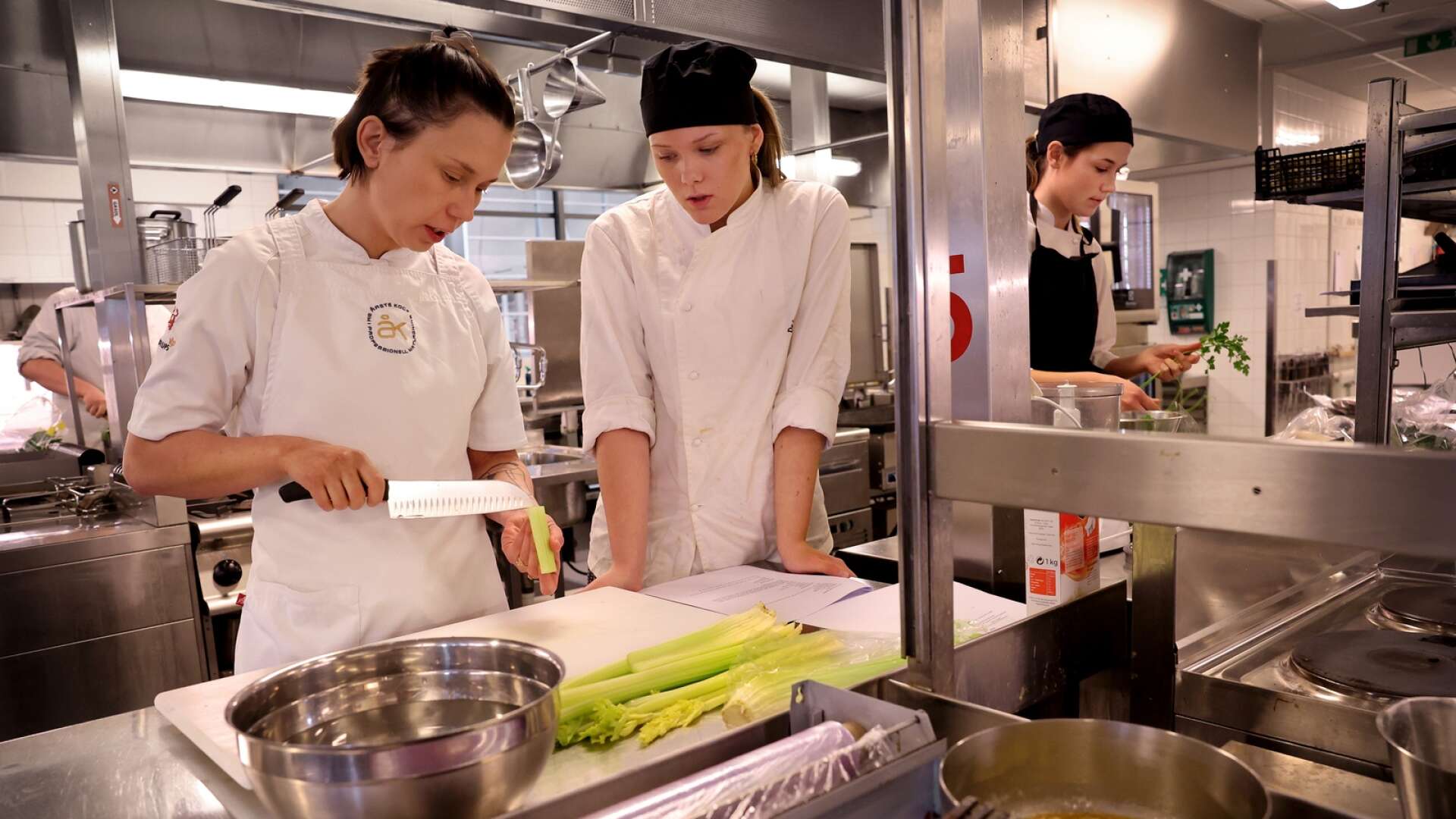 Eleverna på restaurang- och livsmedelsprogrammet på De la Gardiegymnasiet fick besök av Desirée Jaks, utsedd till Årets kock 2023. Här får Jennie Norismaa instruktioner. 