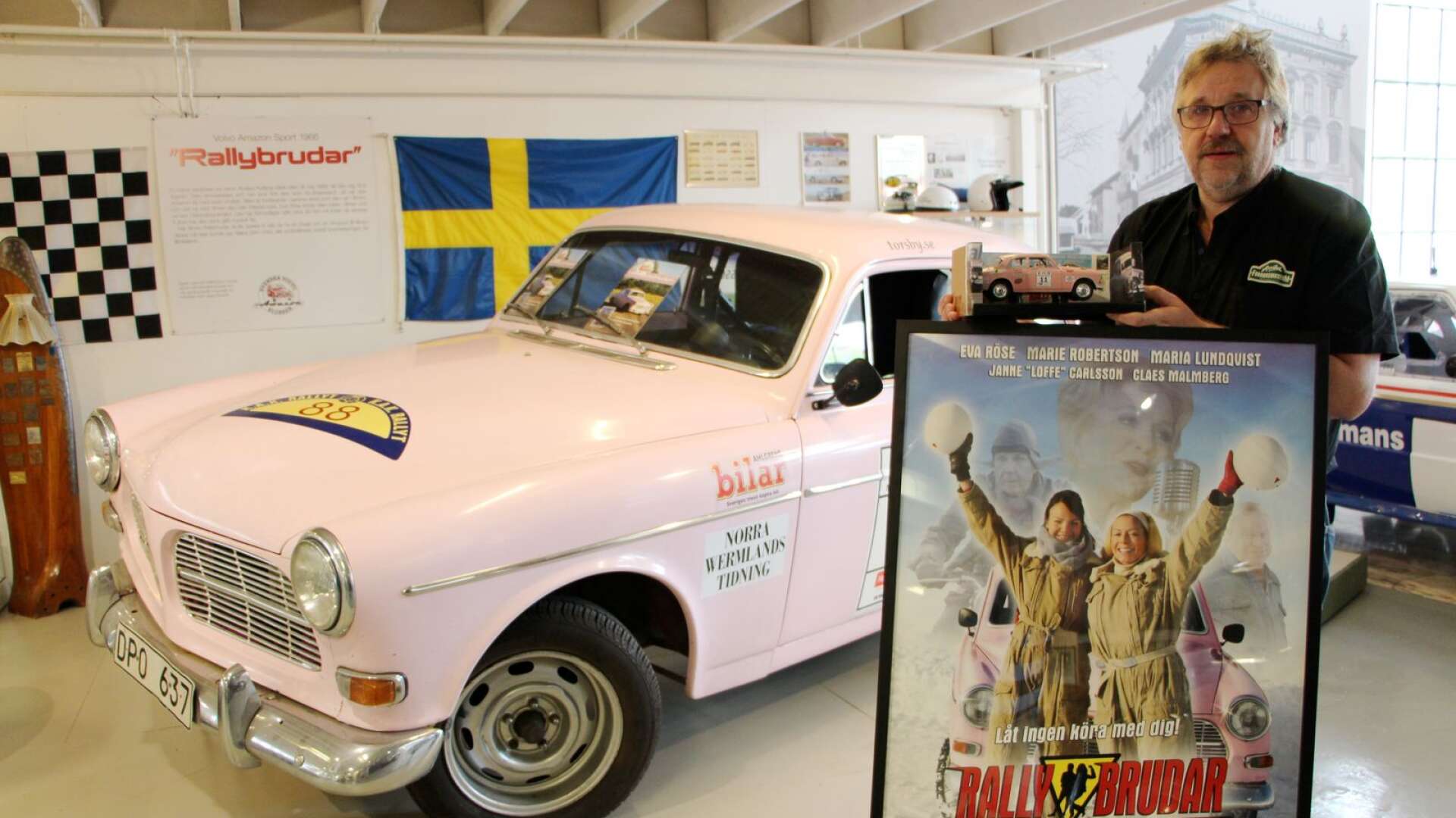 Torsdagen den 6 juni var det premiär för utställningen Rally är kultur på Arvika fordonsmuseum. Här visar intendenten Karl-Axel Evrell upp den rosa Volvo Amazon som kördes av Eva Röse och Marie Robertson i filmen Rallybrudar.