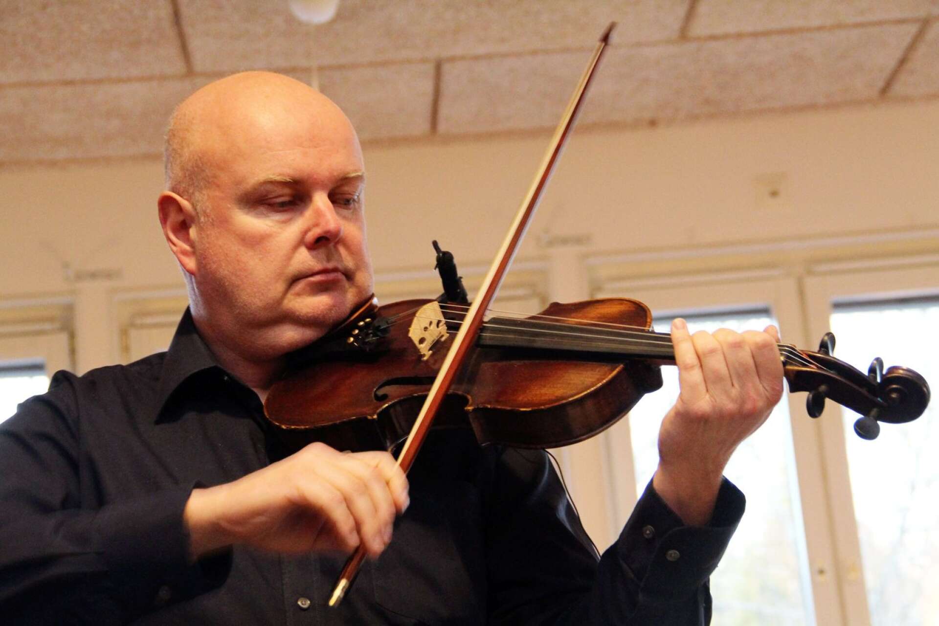 David Norlin, till vardags undervisande på fiol
 vid Kulturskolan, visade med sina kollegor talang och snickrade skyddsskärmar.