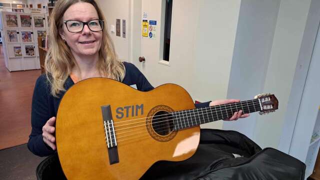 Lena Saltberg berättar att det redan finns en gitarr att låna på biblioteket. 