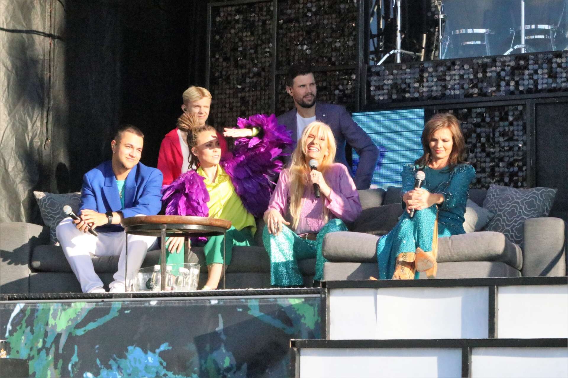 Liamoo, Mariette, Sanne Salomonsen och Lena Philipsson sitter i soffan på scenen med Theoz och Robin Bengtsson bakom sig.