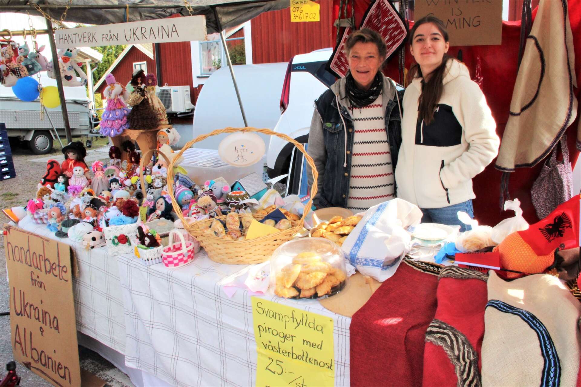 Ingalill Härlin och Darja Nastenko sålde ukrainska dockor och hantverk från Albanien.