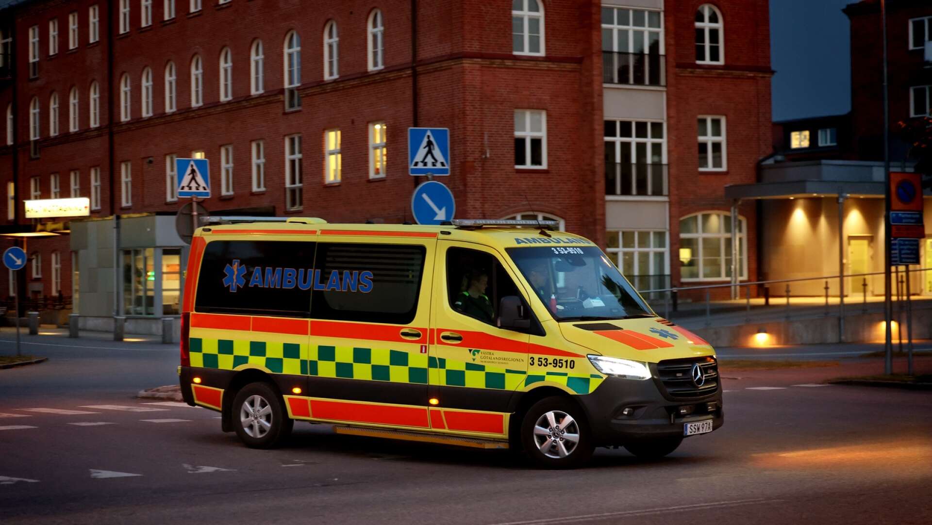 Ambulansen ryckte ut på ett larm om en skadad person i en källare i ett hus i Stadsträdgården. Men väl där hittades ingen skadad. Väl tillbaka på ambulansstationen upptäckte man att medicinväskan var stulen. 