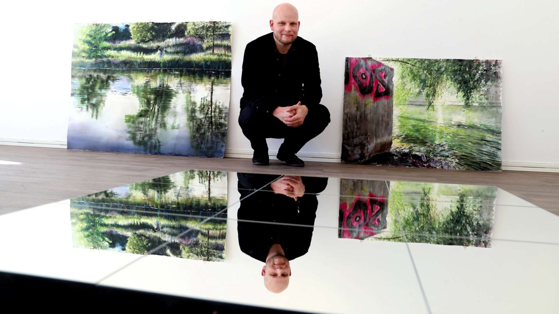 Jonatan Ahlmark är arkitekt och konstnär - och före detta seglare och trummis. Nu ställer han ut på Konst i Karlstad, Kika, i en utställning där vatten har en viktig roll i många av hans motiv.