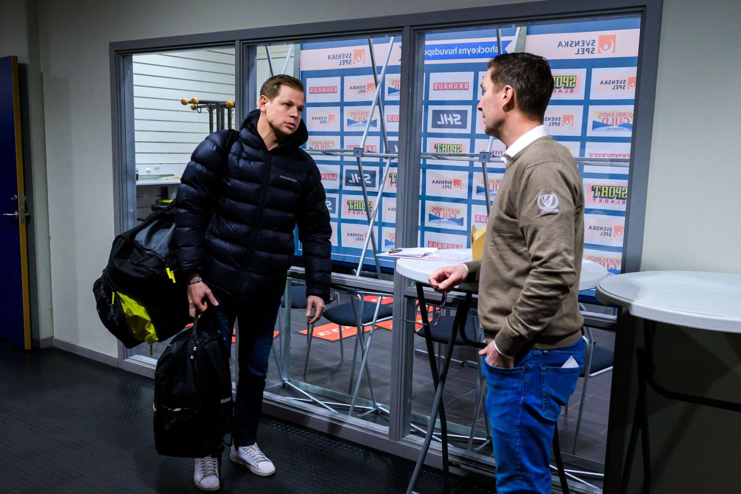 Oskarshamns tränare Martin Filander i samtal med Färjestads tränare Johan Pennerborn.