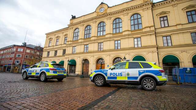 Ett par, boende i norra Värmland, döms efter att ha hotat och utsatt poliser för våld.