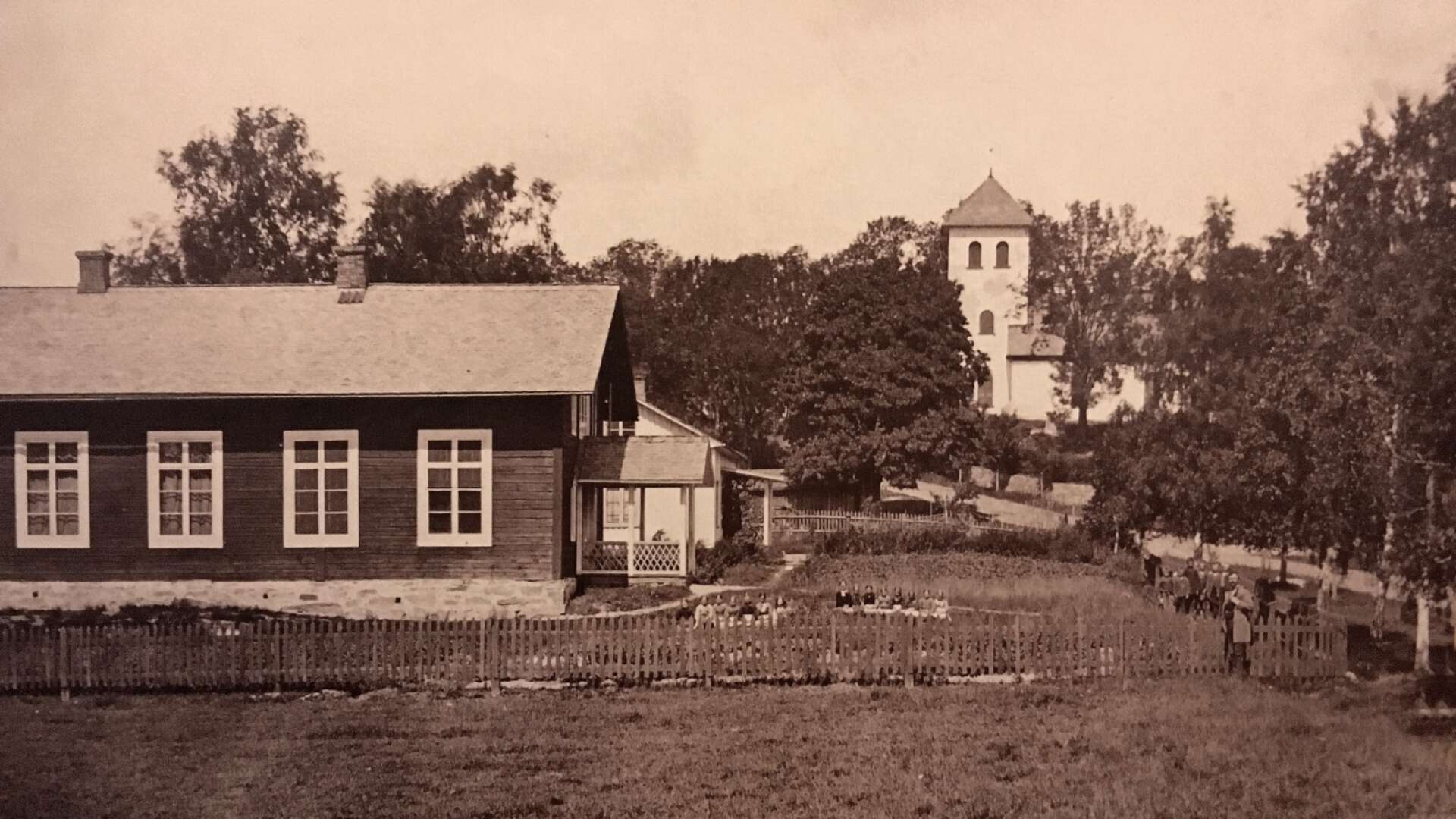Västbro skola byggdes redan 1876. Fotot är gissningsvis taget på 1880-talet. I bakgrunden ses Bro kyrka som ännu inte hade fått sin nya tornspira.