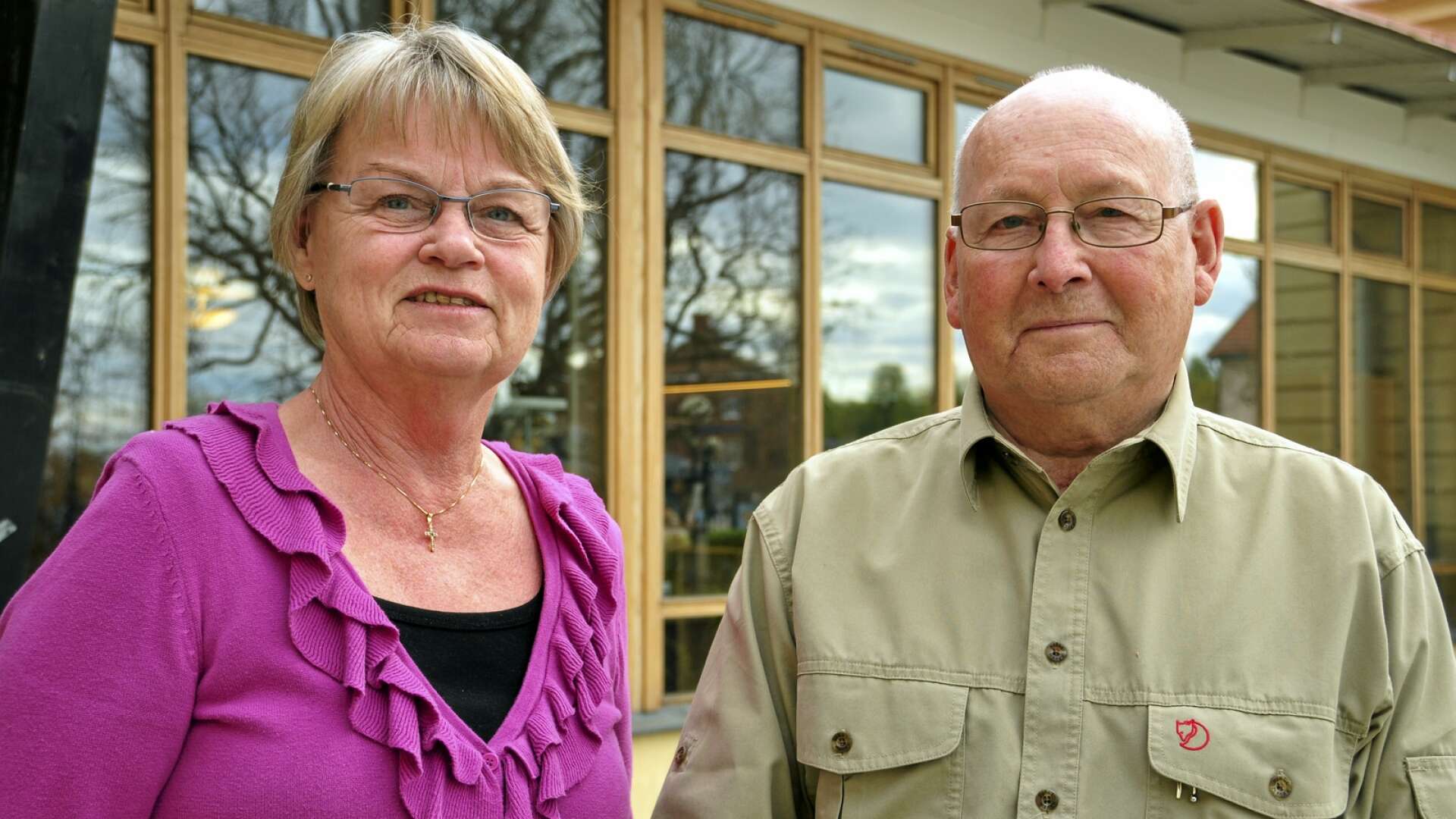 Kristdemokraterna Anna-Greta Strömberg och Jan-Åke Jansson har olika meningar om äldreboendet Kolaregården i Dals Långed.