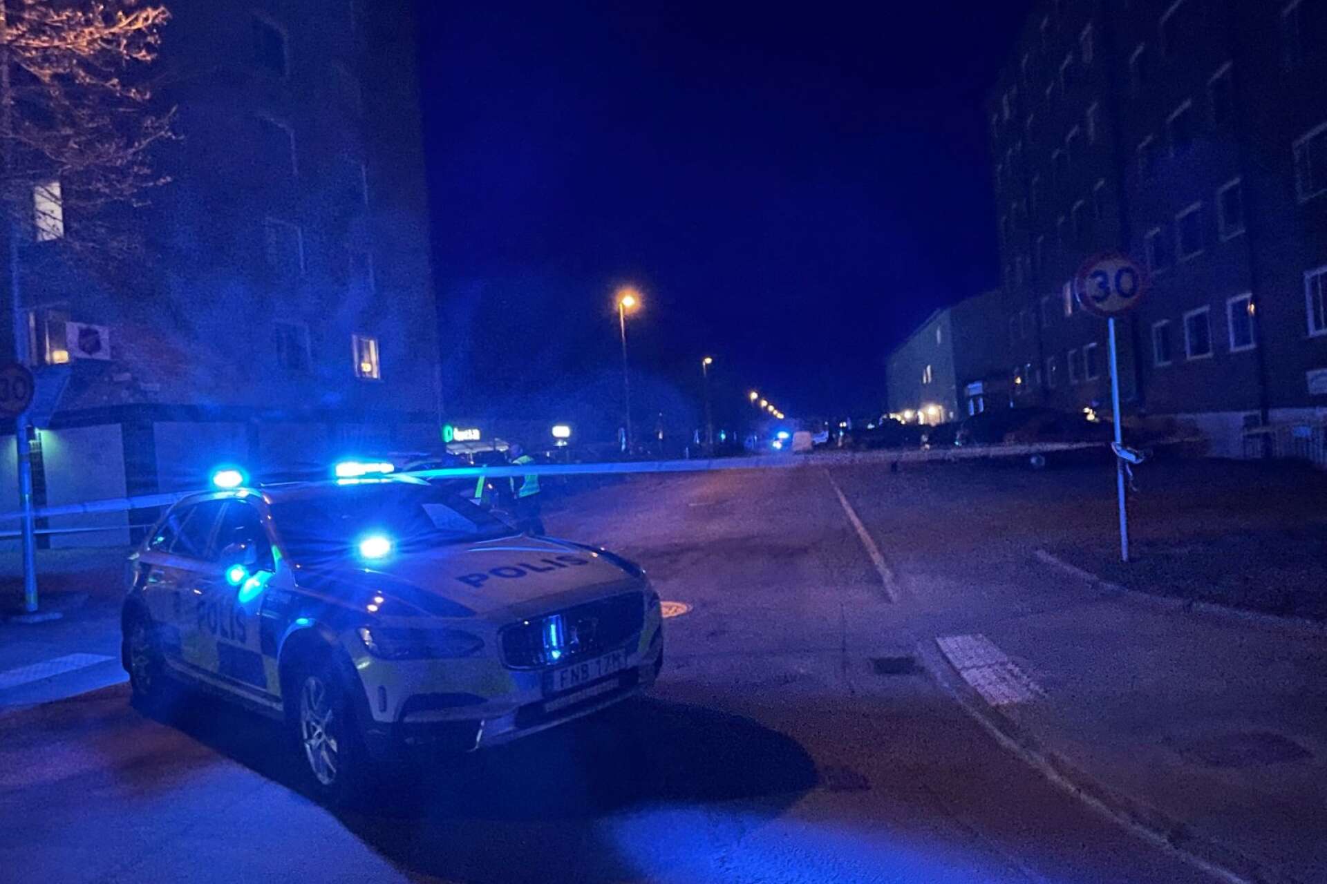Polisen har spärrat av ett större område på Norrstrand i Karlstad.