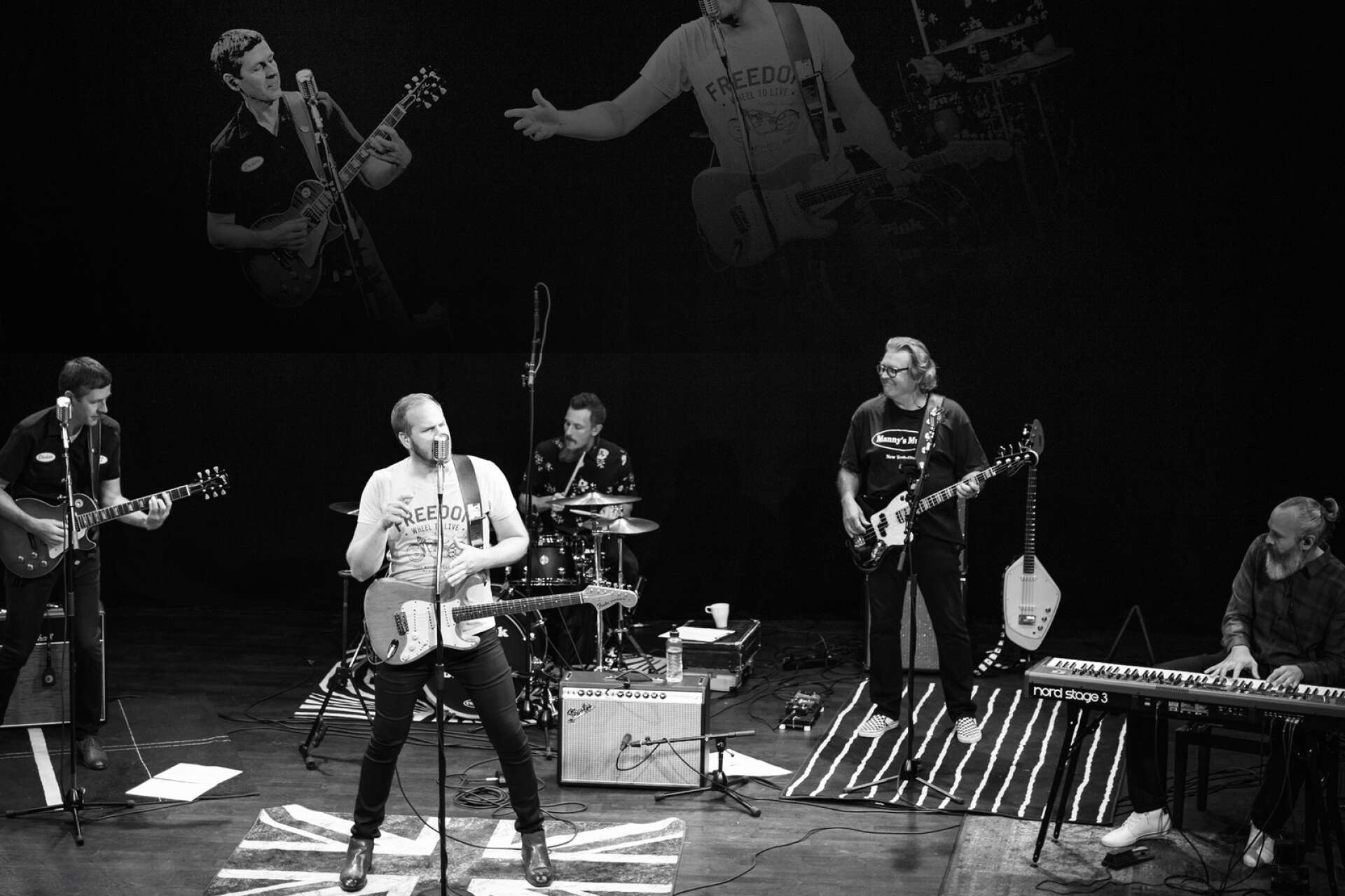 Andreas Jonsson &amp; Pink Cadillac Band ger alltid järnet på scen. Bandet består av Lars Nilsson - gitarr, Andreas Jonson - sång/gitarr, Christian Jernbro - trummor, Peter Wanngren - bas/sång och Matilda Röjdemo - piano. 