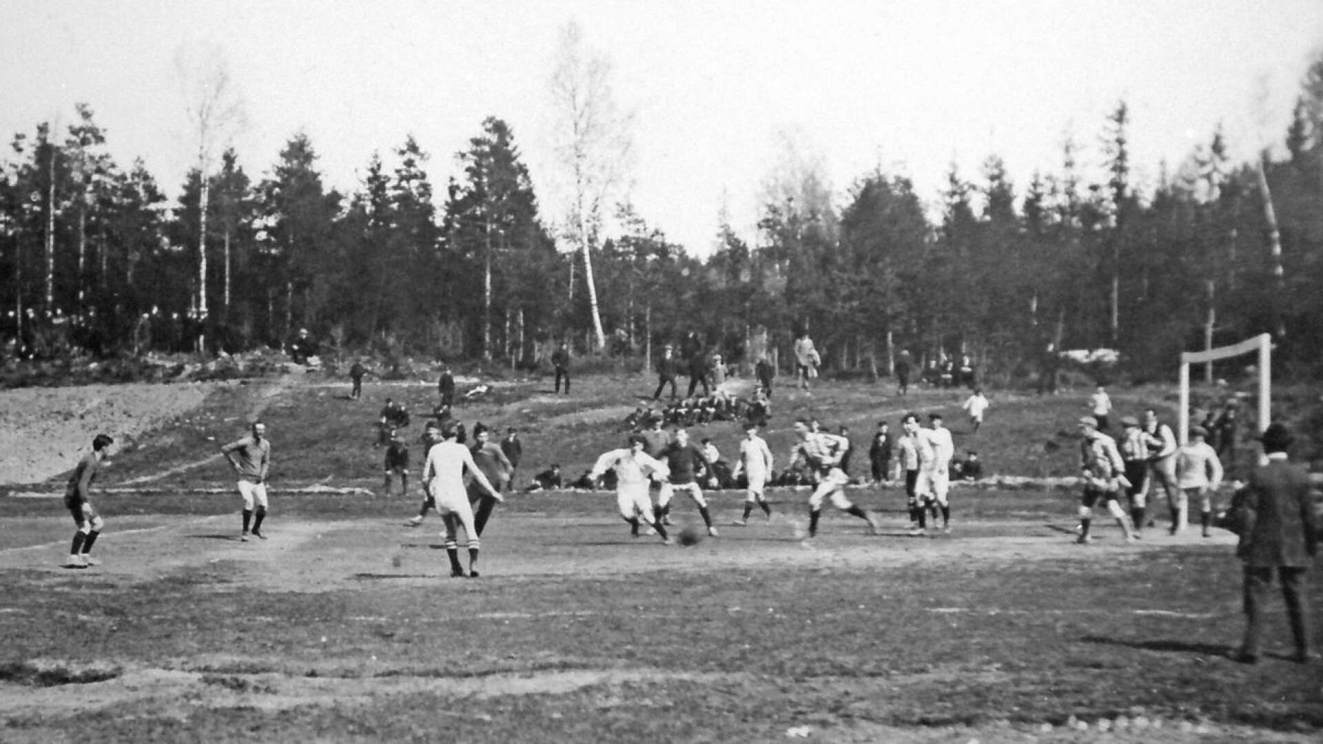 Detta är en av de äldsta fotbollsbilderna från Säffle. På baksidan av bilden, som skickades som ett vykort, har noterats att bilden visar hur Säfflelaget gav Göta smörj. Det är om den tidens fotboll som jubileumsskriften från 1923 bland annat handlar.