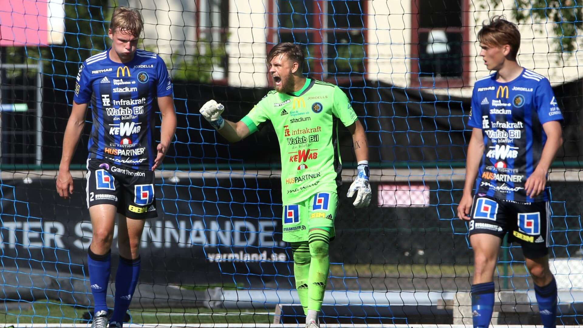 Oscar Jonsson lämnar Karlstad Fotboll. 