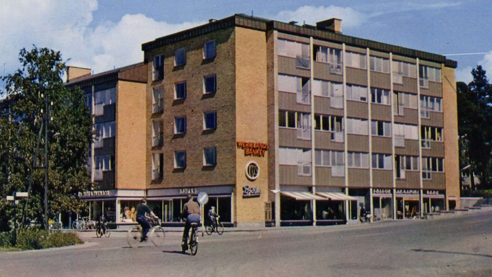 Hakondihuset kallas i folkmun affärshuset vid hörnet Mörmovägen–Björkhagsgatan. Björks herrekipering flyttade hit när huset var nytt 1961 och fanns kvar i ytterligare cirka 50 år.