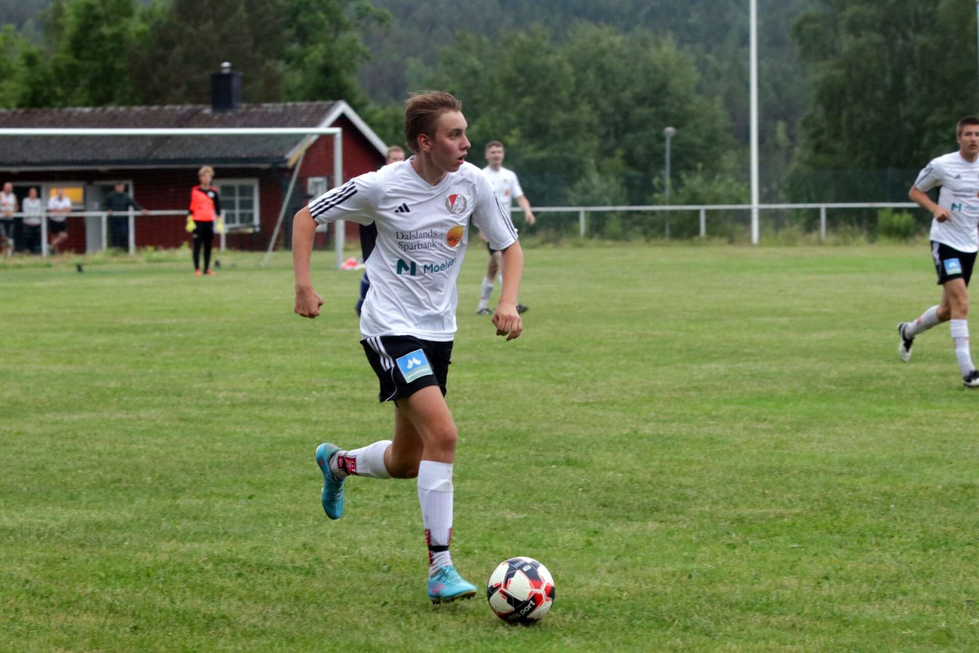 Dals Långeds IK-Ärtemarks IF 3–0. Albin Sundström ställde till problem för Ärtemarksförsvaret med sin speed och gjorde två mål