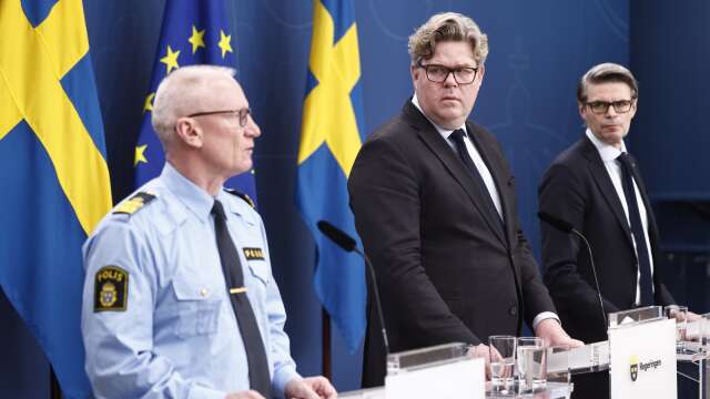 Justitieminister Gunnar Strömmer tillsammans med Per Engström, kommenderingschef vid Noa och Fredrik Hallström, tillförordnad operativ chef på Säkerhetspolisen vid fredagens pressträff.