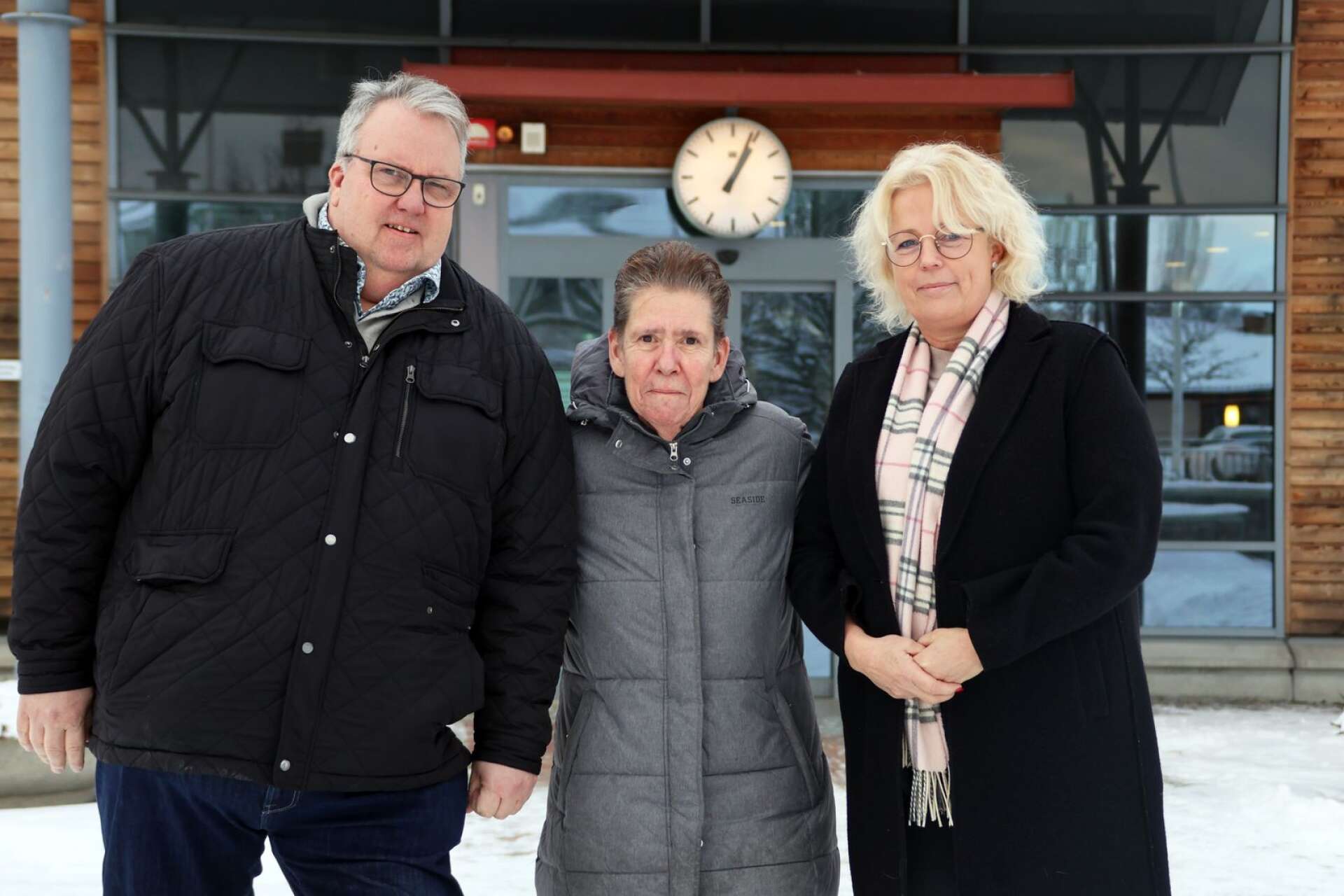 Ulla Börjesson (S) (mitten) föreslås som nytt kommunalråd, medan Linda Jansson (M) (höger) blir nytt oppositionsråd. Ingo Asplund (vänster) och Liberalerna är den tredje komponenten i de nya konstellationen som ska styra kommunen.