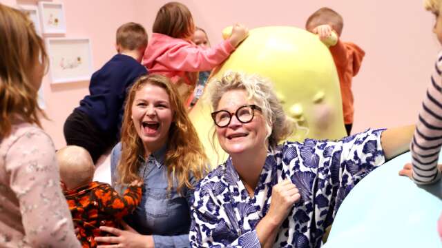 Stina Wirsén ställer ut på Värmlands museum, en härligt brokig utställning med barnen i fokus. Och det blev även en pressvisning med barnen i centrum.