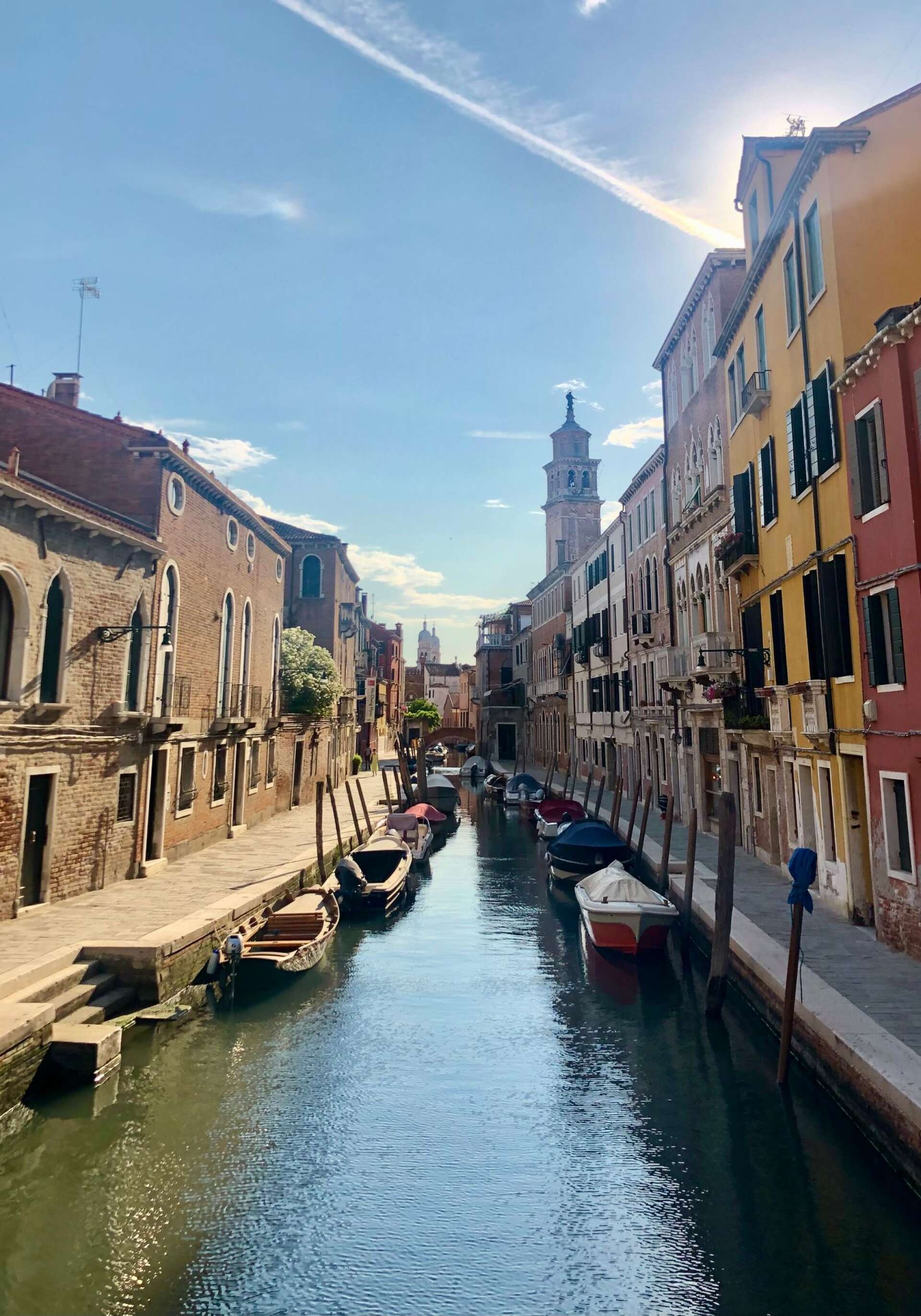 Lägg undan kartan och gå vilse i gränderna i det pittoreska Venedig, Italien. Du kommer garanterat hitta en plats du förälskar dig i! 