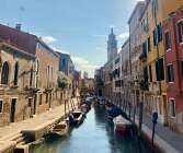 Lägg undan kartan och gå vilse i gränderna i det pittoreska Venedig, Italien. Du kommer garanterat hitta en plats du förälskar dig i! 