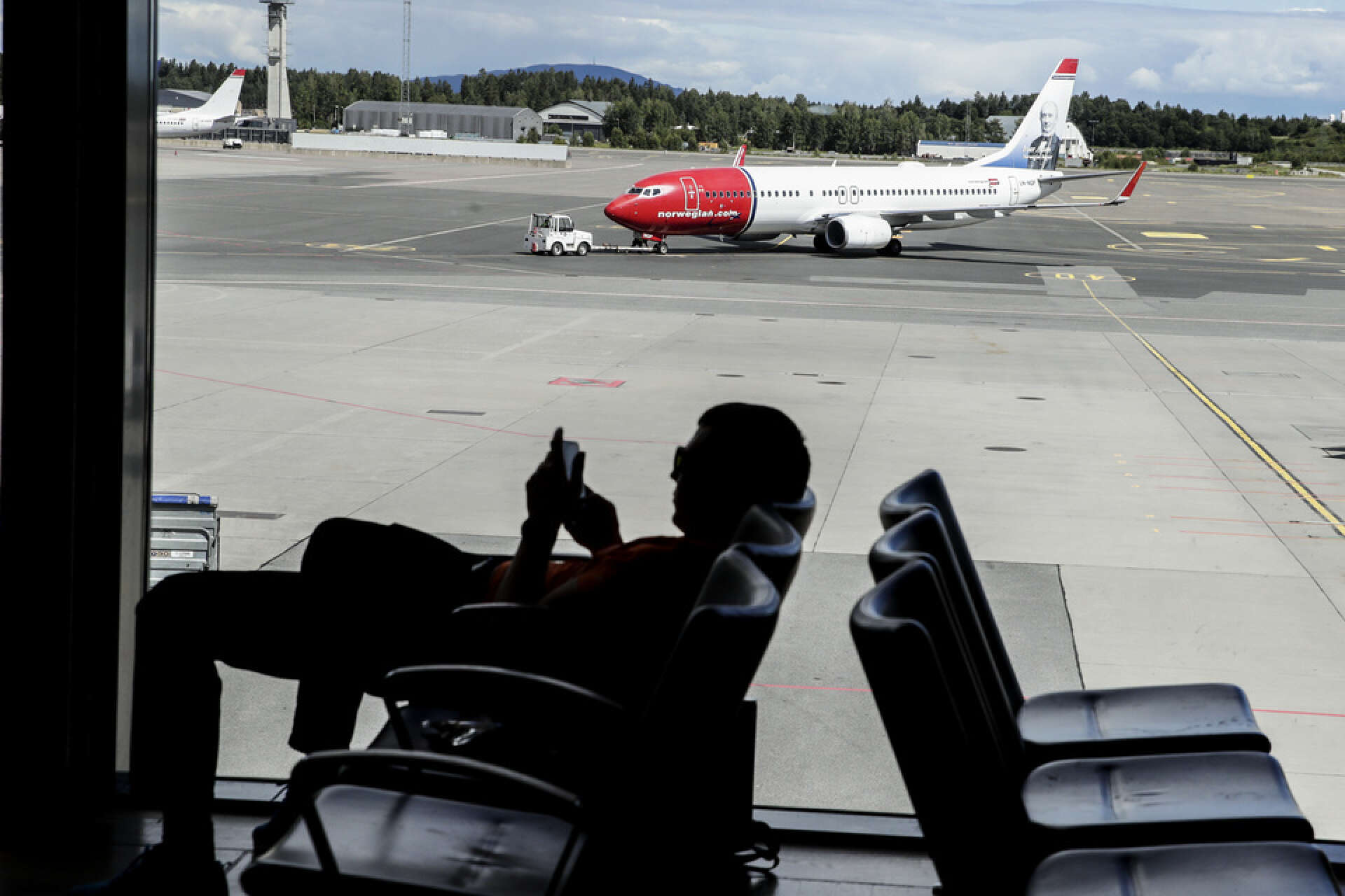 På Oslos flygplats Gardermoen väntas runt 40 flygplan från andra länder landa i dag då Norge öppnar för att turister får komma till landet utan att sättas i karantän. Bild från tidigare i juli.