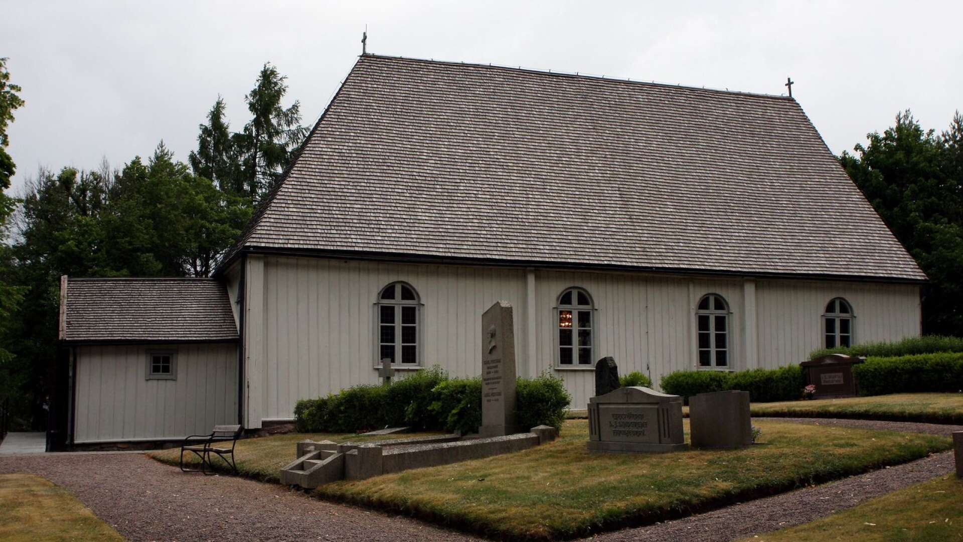 Korsberga kyrka ska förses med nödutgång och får 161 875 kronor i bidrag till arbetet.