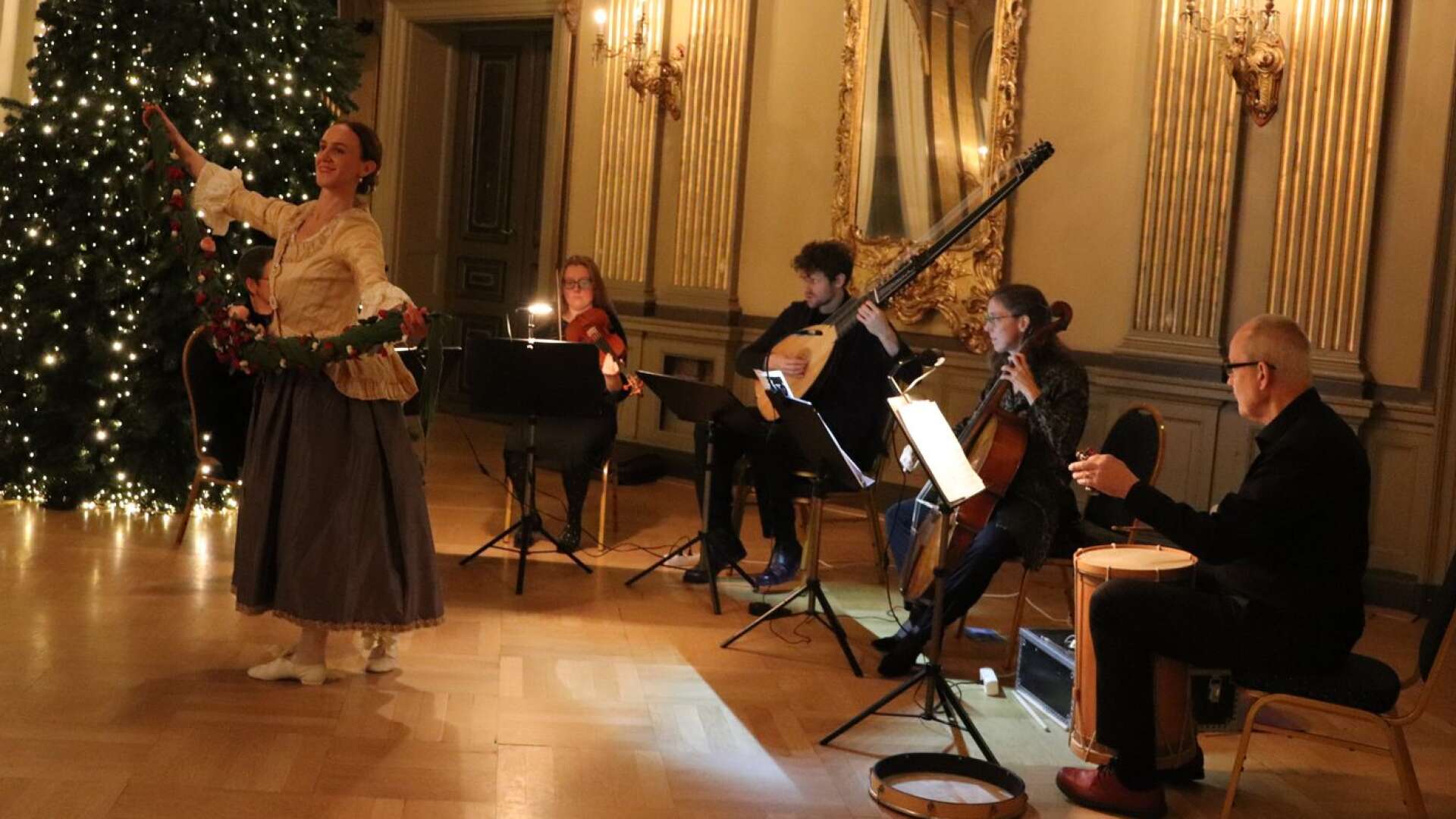 Tidstypisk musik och dans när drottning Kristina firades. 