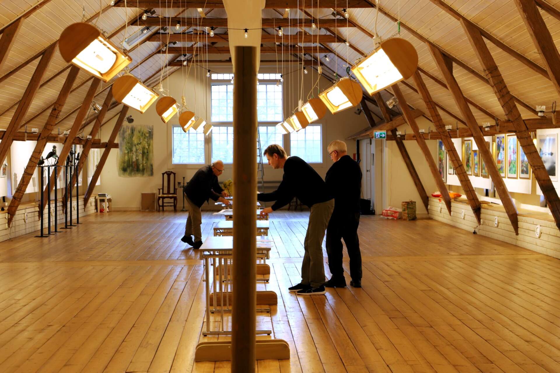 Karlstadskoloristerna arrangerar mässan på loftet på Almars gård, som nu är välfyllt med konst.